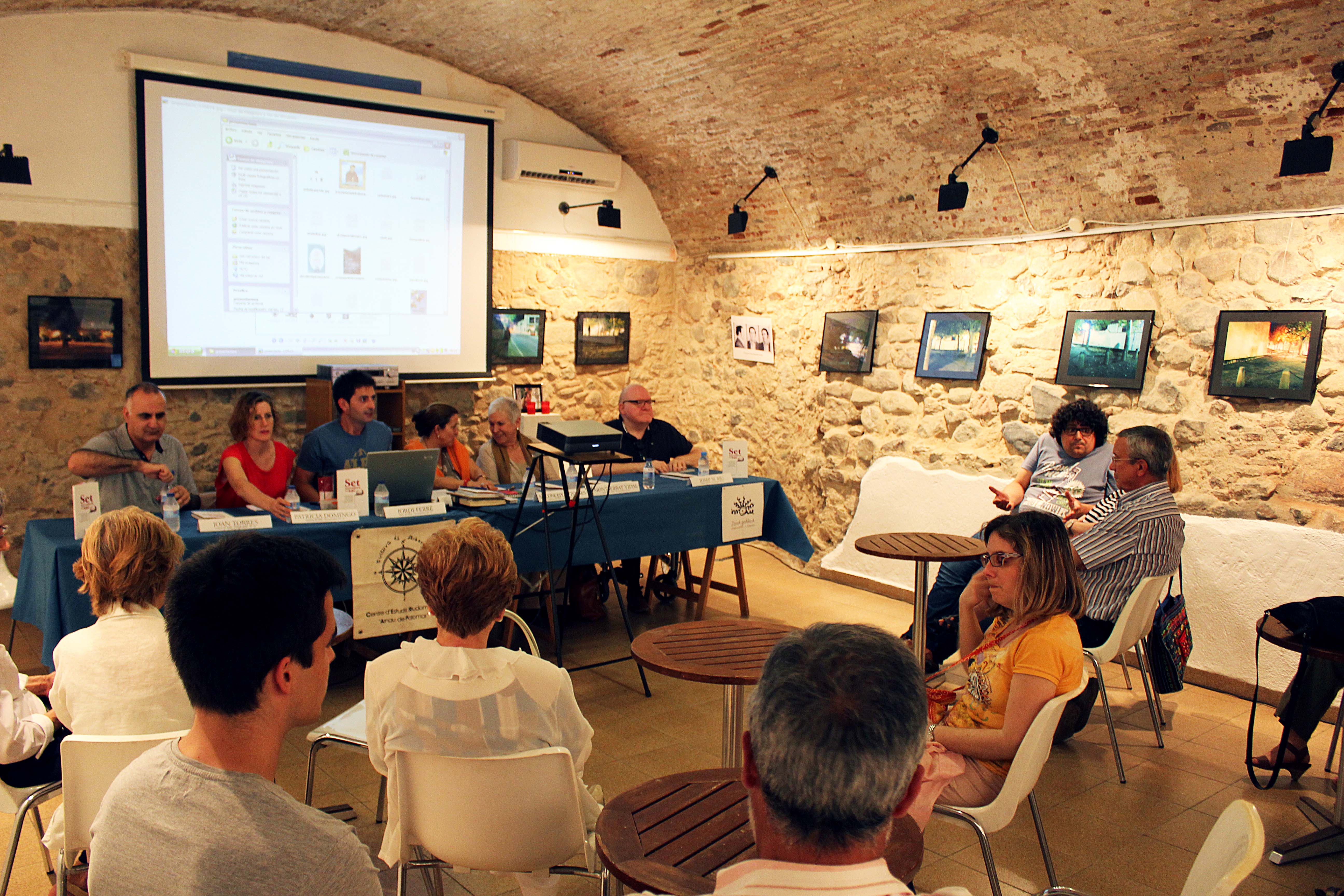 Els escriptors, acompanyats per l'editor Jordi Ferré, en un moment de la presentació.