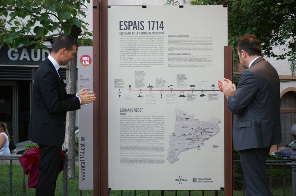 El comissari del Tricentenari descobreix el panell de la Plaça. (FOTO: Josep Anton Carranza Figueras)