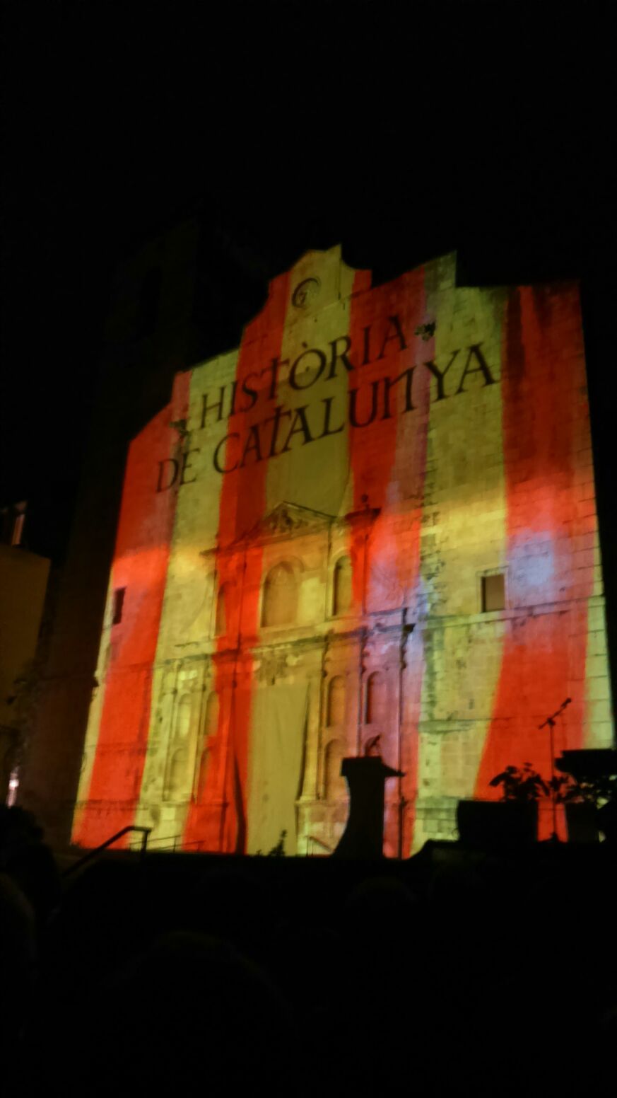 Moment de l'audiovisual que es va projectar a la façana de l'Església. (FOTO: Gilbert Molons)