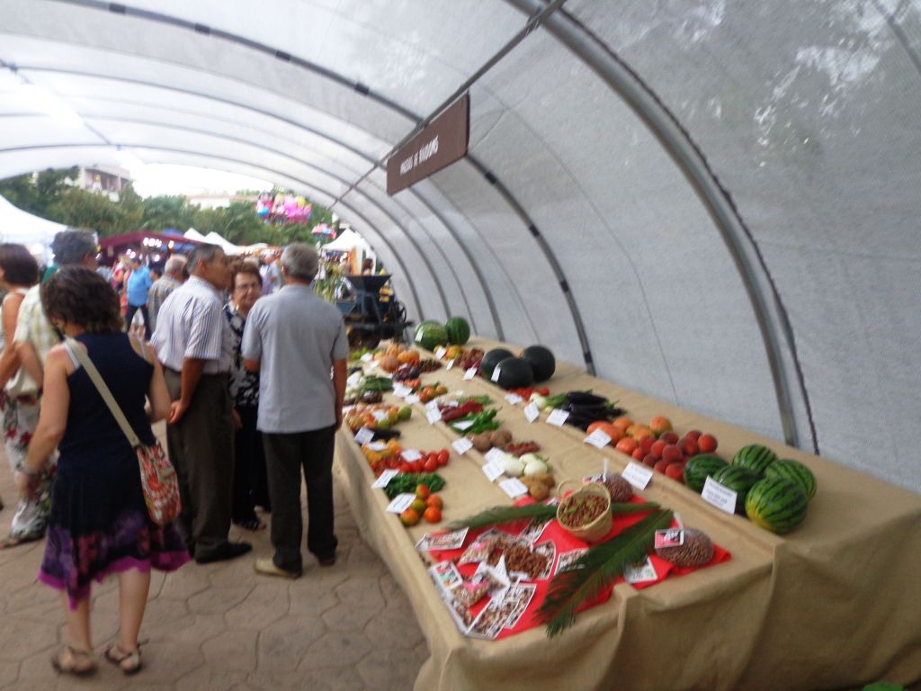 L'exposició de productes dels pagesos locals, un dels atractius de la Fira. (FOTO: FemSafareig.cat)