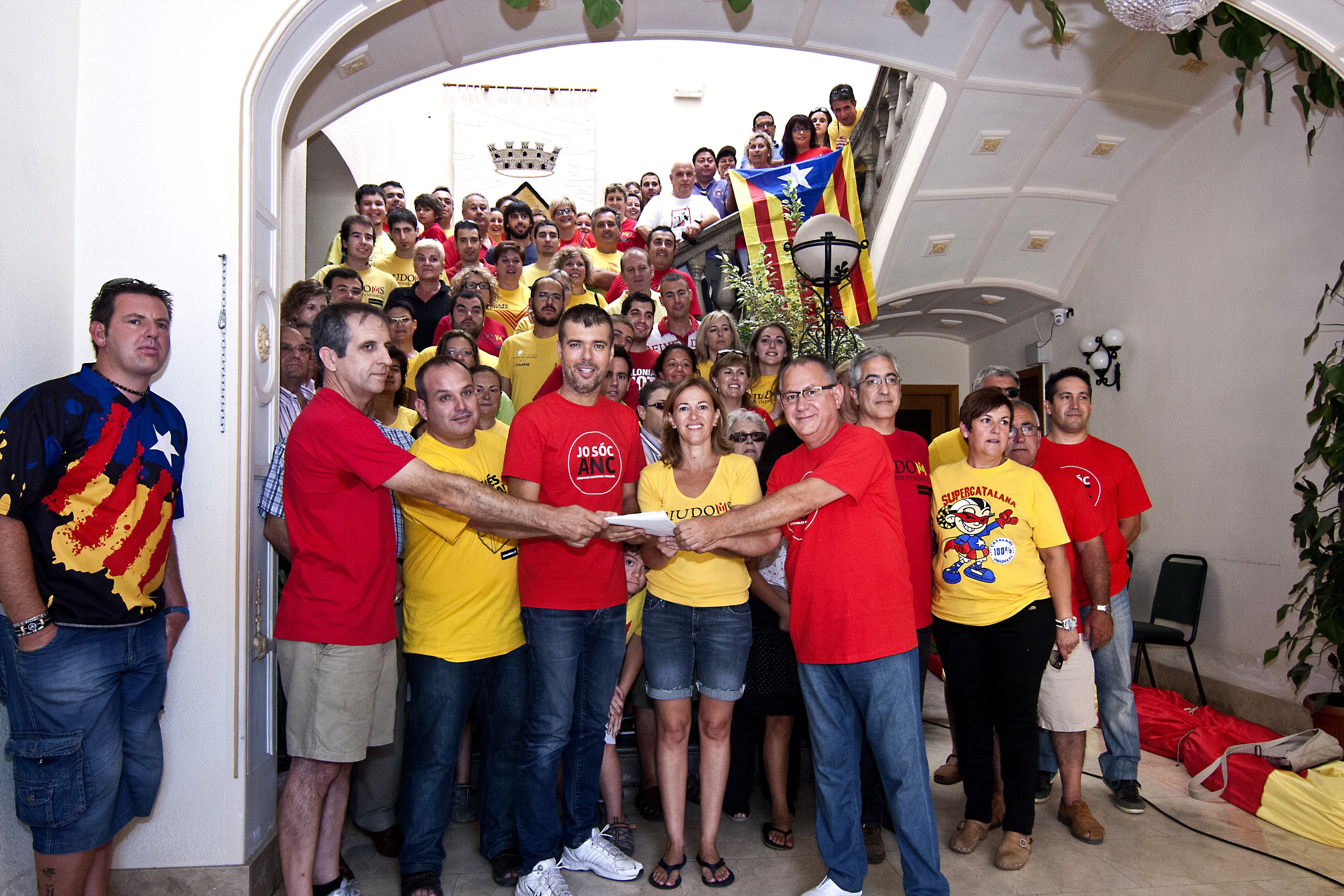 Representants polítics i de les entitats municipals que van participar en la V de la Diada (FOTO: Josep M. Font)