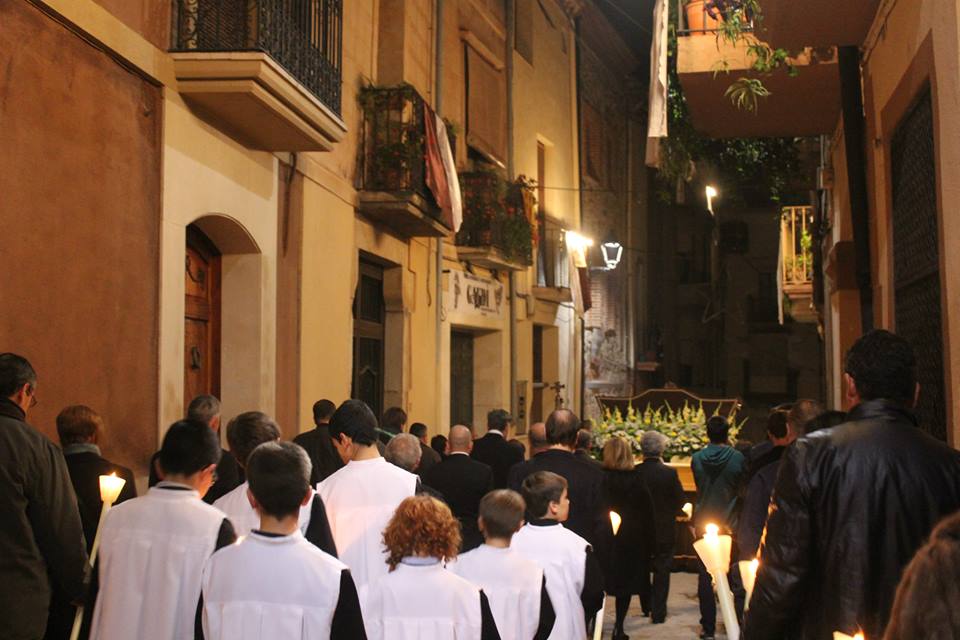 La processó solemne va canviar lleugerament el seu recorregut. (FOTO: Parròquia de Sant Jaume de Riudoms)