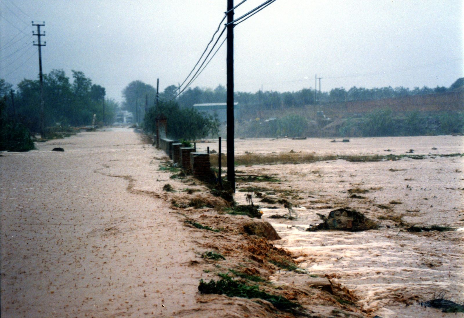Aspecte del Pont del Vellet després de la riuada. (FOTO: Lluís Mas)