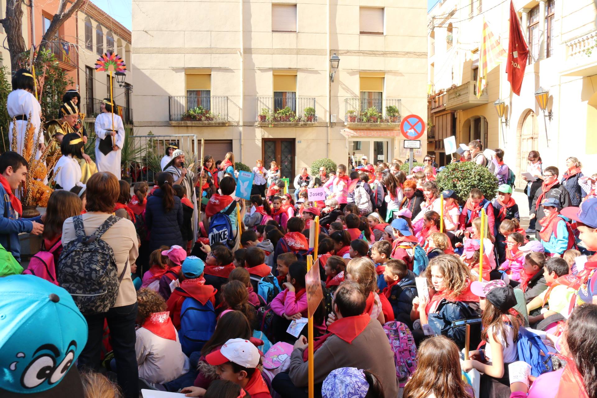 Més de 300 nens i nenes es van concentrar a la Plaça de l'Om. (FOTO: Marc Domínguez)