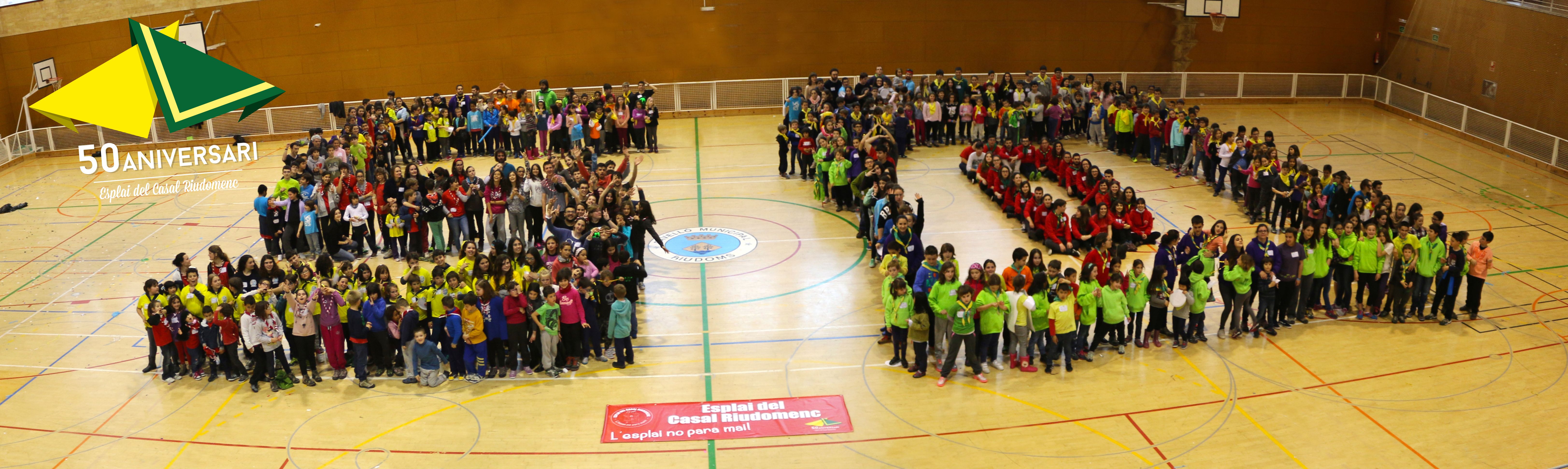 Fotografia de la trobada recreant el número d'aniversari de l'entitat (FOTO: Esplai del Casal Riudomenc) 