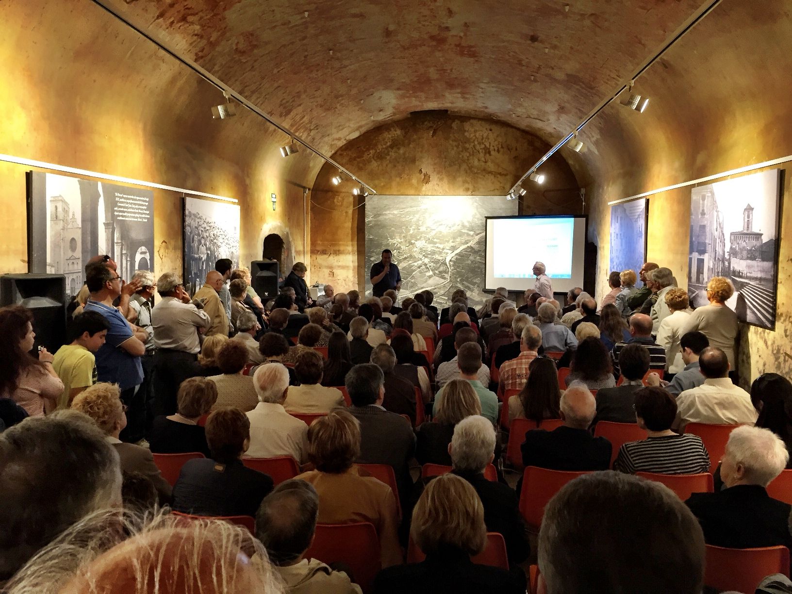 Xerrada de Josep M. Santamaria a l'espai (FOTO: Ajuntament de Riudoms)