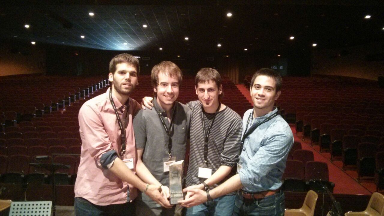 Part de l'equip de la revista recollint el premi.