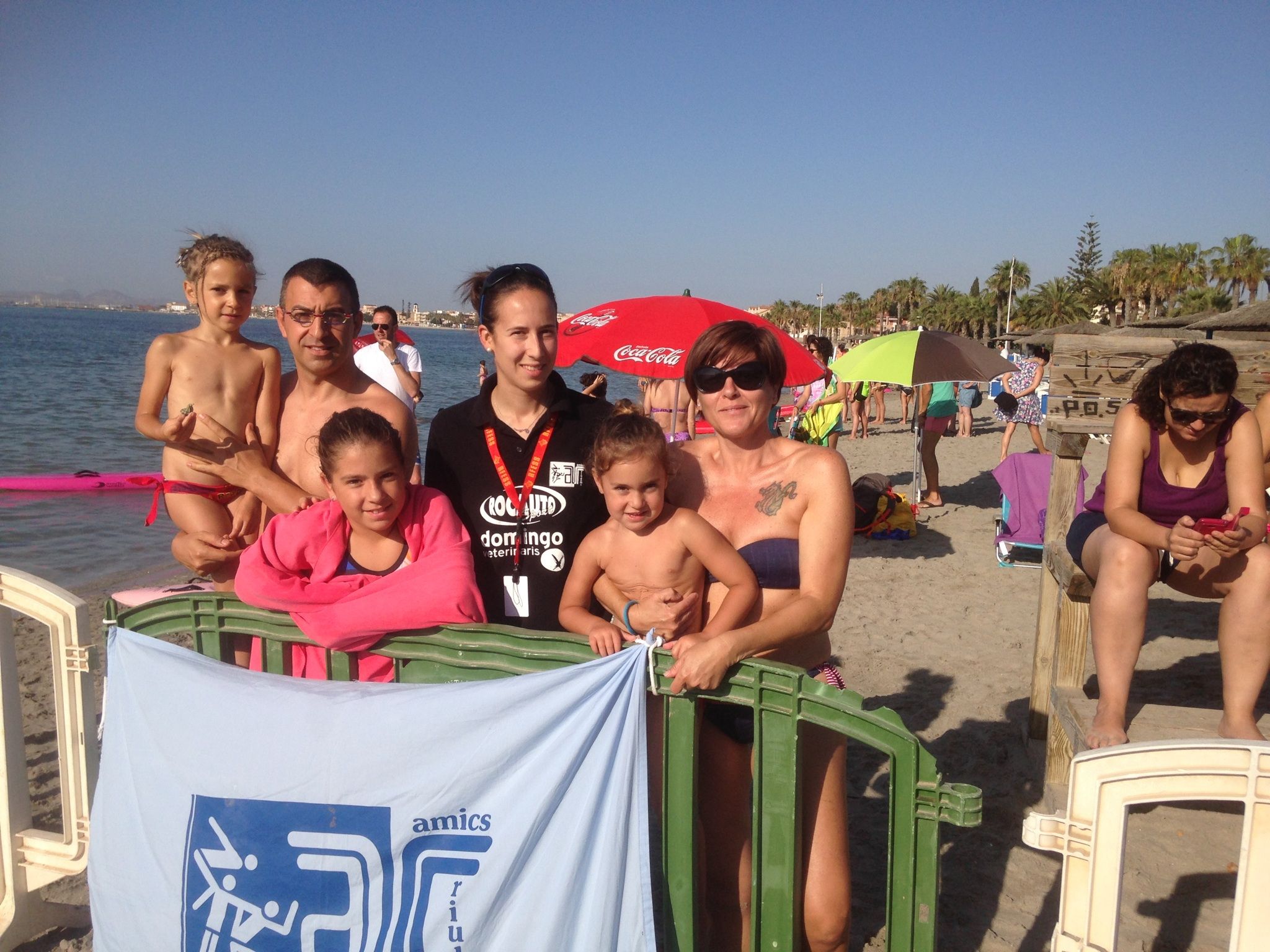 La nedadora d’Amics de Riudoms, Claudia Garcia Martínez, amb els seus acompanyants. (FOTO: Cedida)