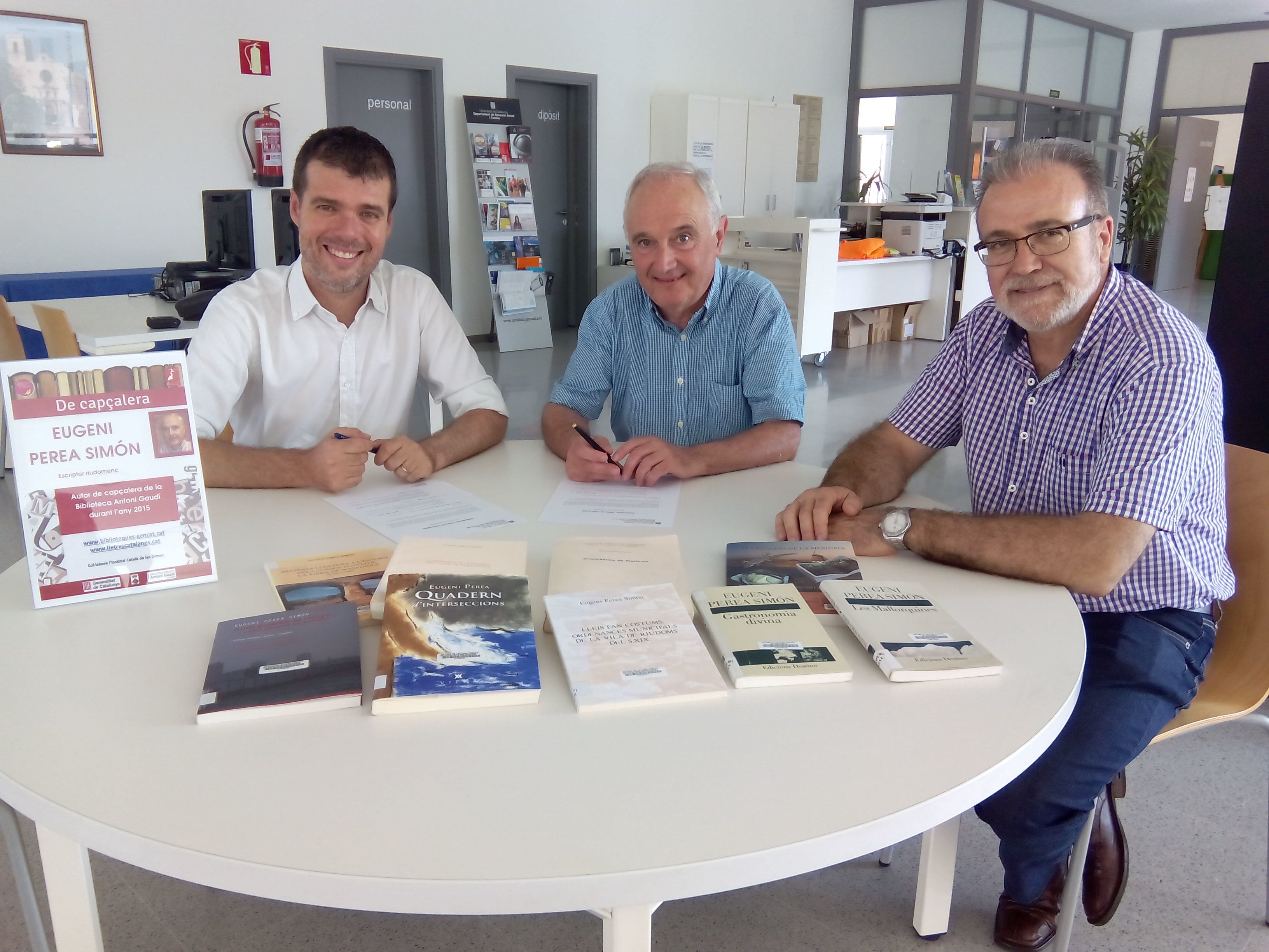 Eugeni Perea (al centre), juntament amb l'alcalde de Riudoms, Josep M Cruset, i el regidor de Cultura, Jordi Domingo. (FOTO: Ajuntament de Riudoms)