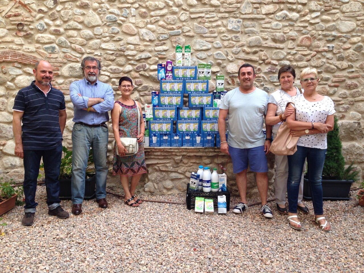 Imatge de l'entrega dels 120 litres de llet (FOTO: Cedida)