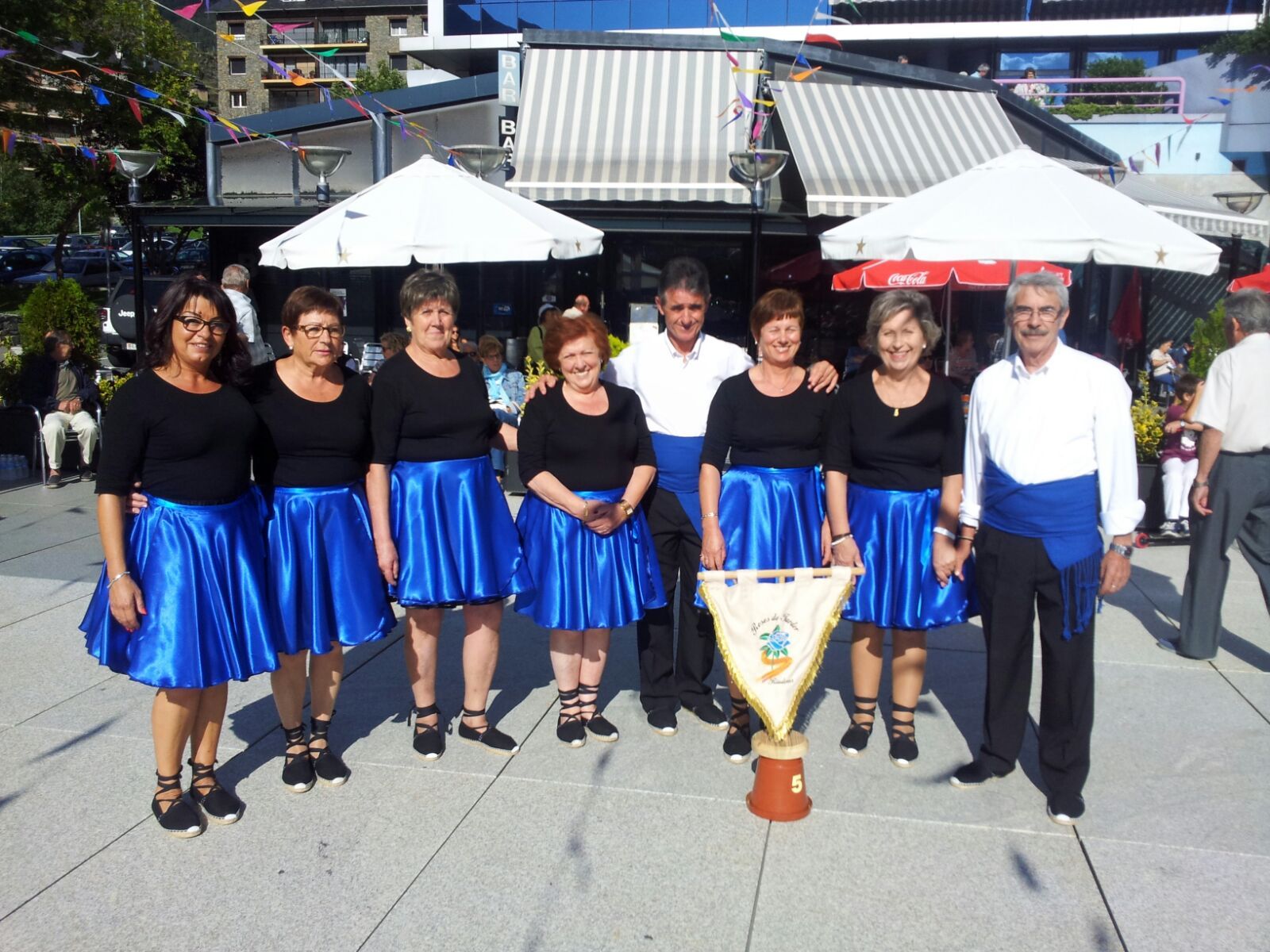Els membres de la Colla Sardanista amb el premi del concurs (FOTO: Victòria Llauradó) Els membres de la Colla Sardanista amb el premi del concurs (FOTO: Victòria Llauradó)