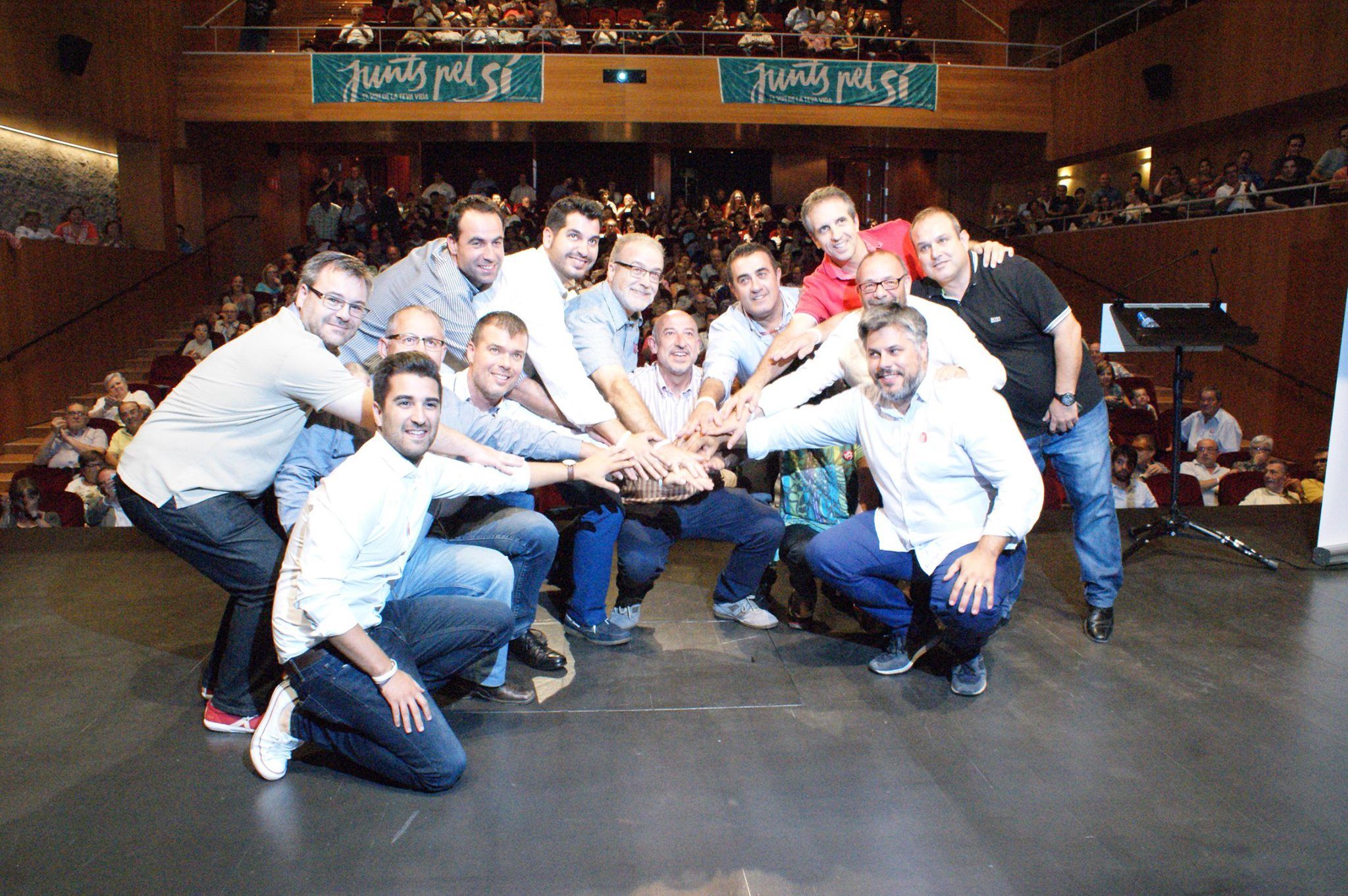 Els protagonistes de l'acte i representants dels partits polítics riudomencs de Junts pel Sí (FOTO: Josep anton Carranza)