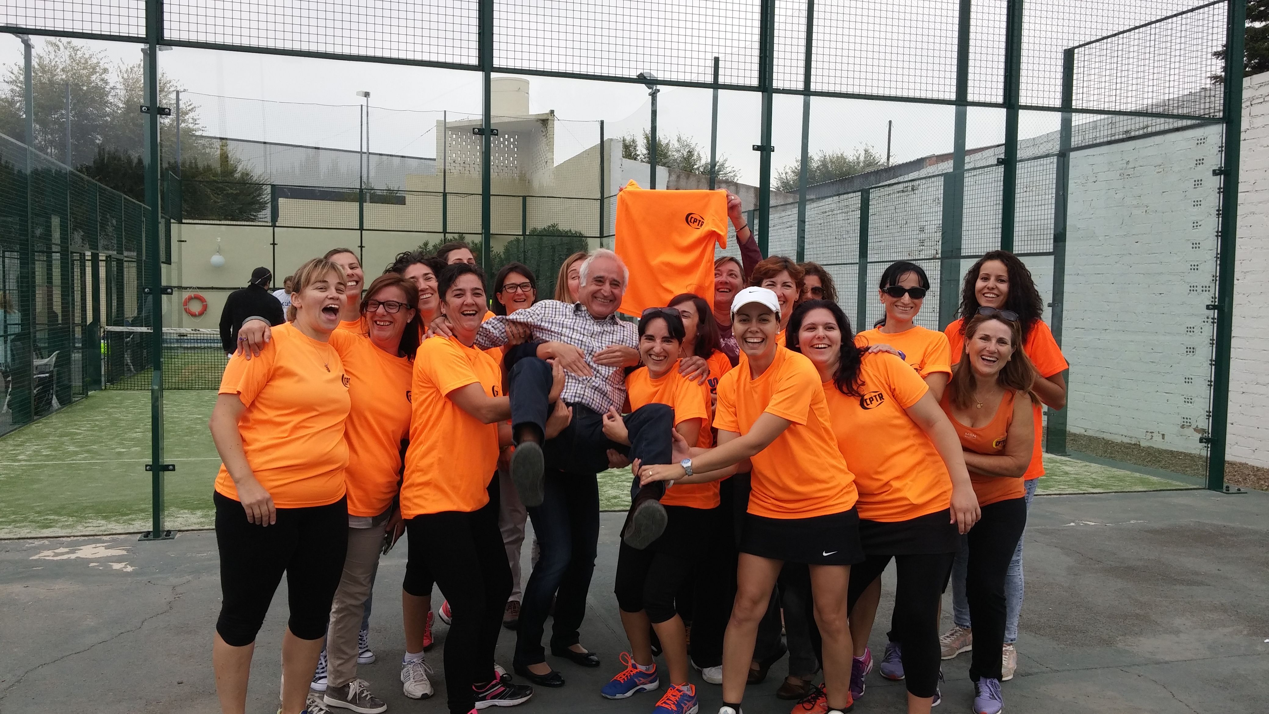 Les jugadores i membres del club mantejant el president de l'entitat Ginés Parra (FOTO: David Carrascosa).  Les jugadores i membres del club mantejant el president de l'entitat Ginés Parra (FOTO: David Carrascosa).