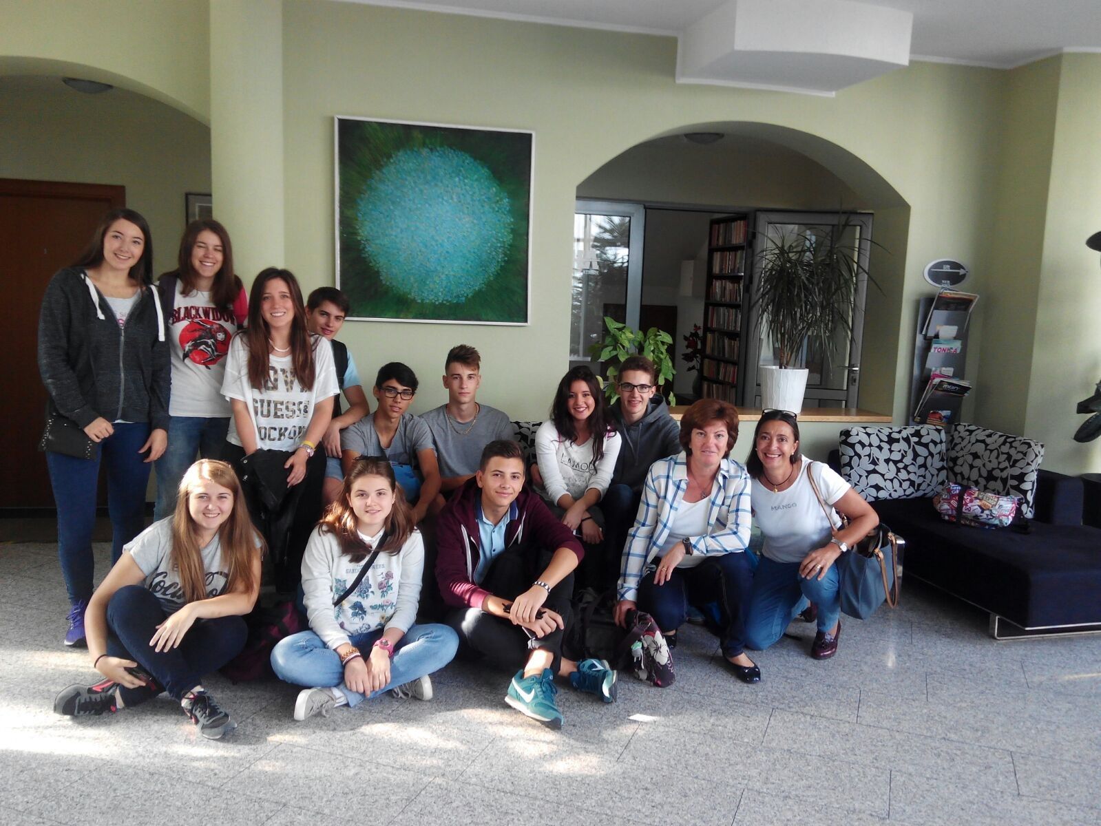 Alumnes de l'Institut en la seva estada a Romania (FOTO: INS JOAN GUINJOAN) Alumnes de l'Institut en la seva estada a Romania (FOTO: INS JOAN GUINJOAN)