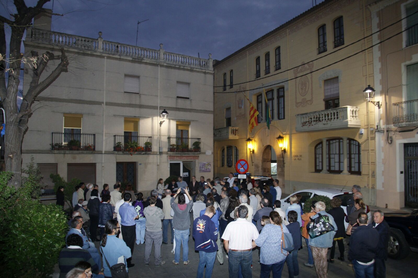 Els concentrats aquest vespre a la plaça de l'Om (FOTO: Carles Vinyuales) 