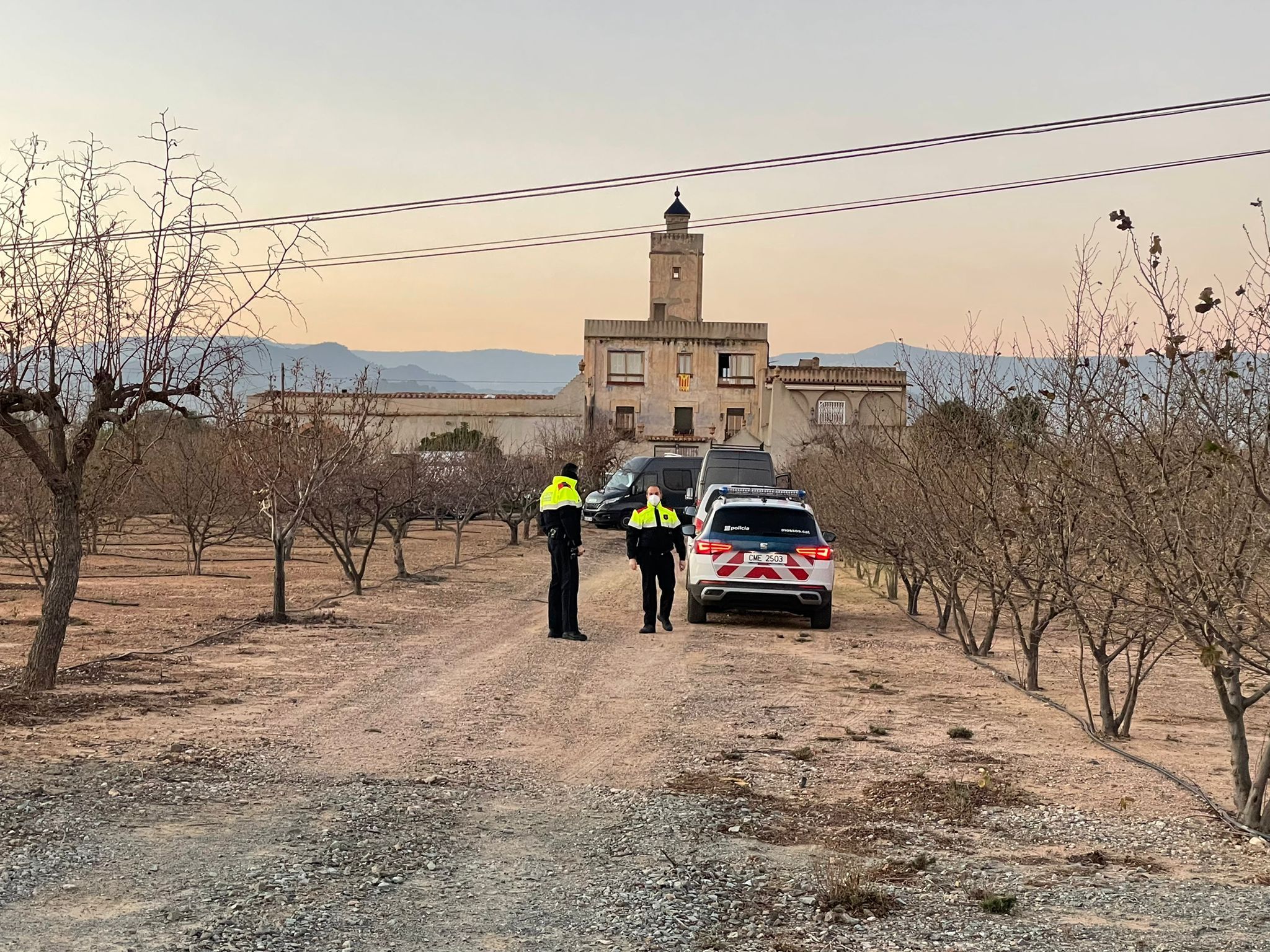 Mossos d'Esquadra en l'operatiu al Mas Blau de Riudoms Mossos d'Esquadra en l'operatiu al Mas Blau de Riudoms