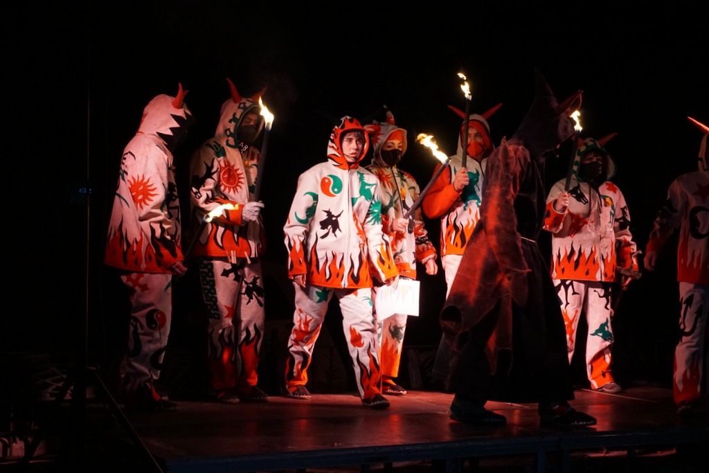 La Colla de Diables durant els Versots, a la plaça de l'Església