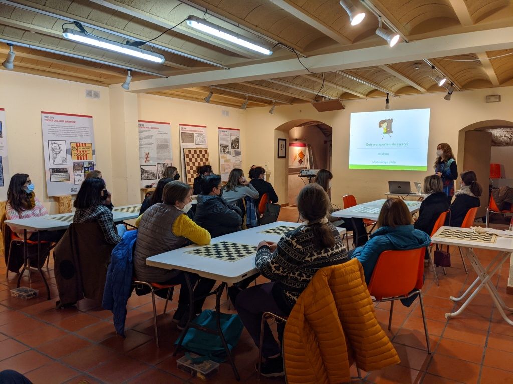 Participants al curs d'escacs per a dones del CERAP en la primera sessió Participants al curs d'escacs per a dones del CERAP en la primera sessió