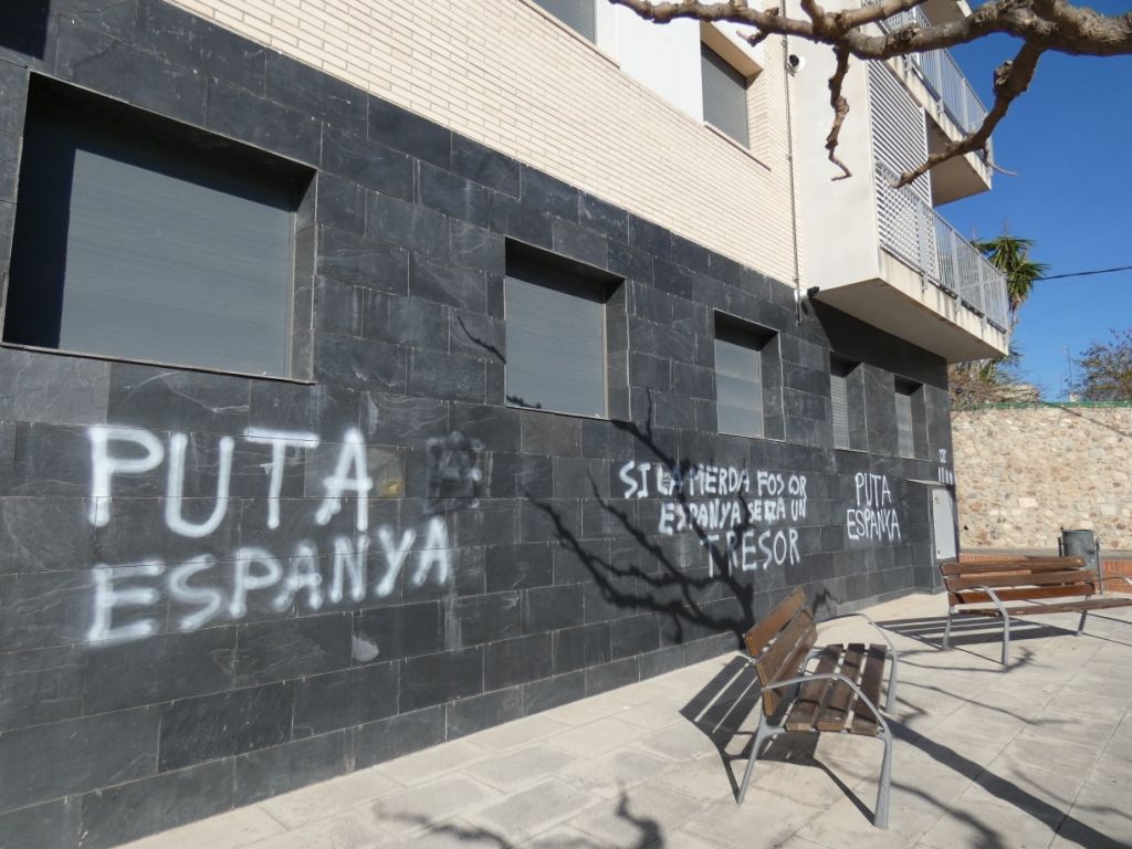 Pintades al bloc de pisos ubicat a l'espai que ocupava abans la bàscula de camions