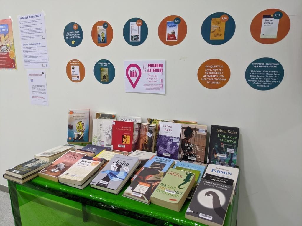 Aparador muntat a la Biblioteca en motiu del desè aniversari del Club de Lectura