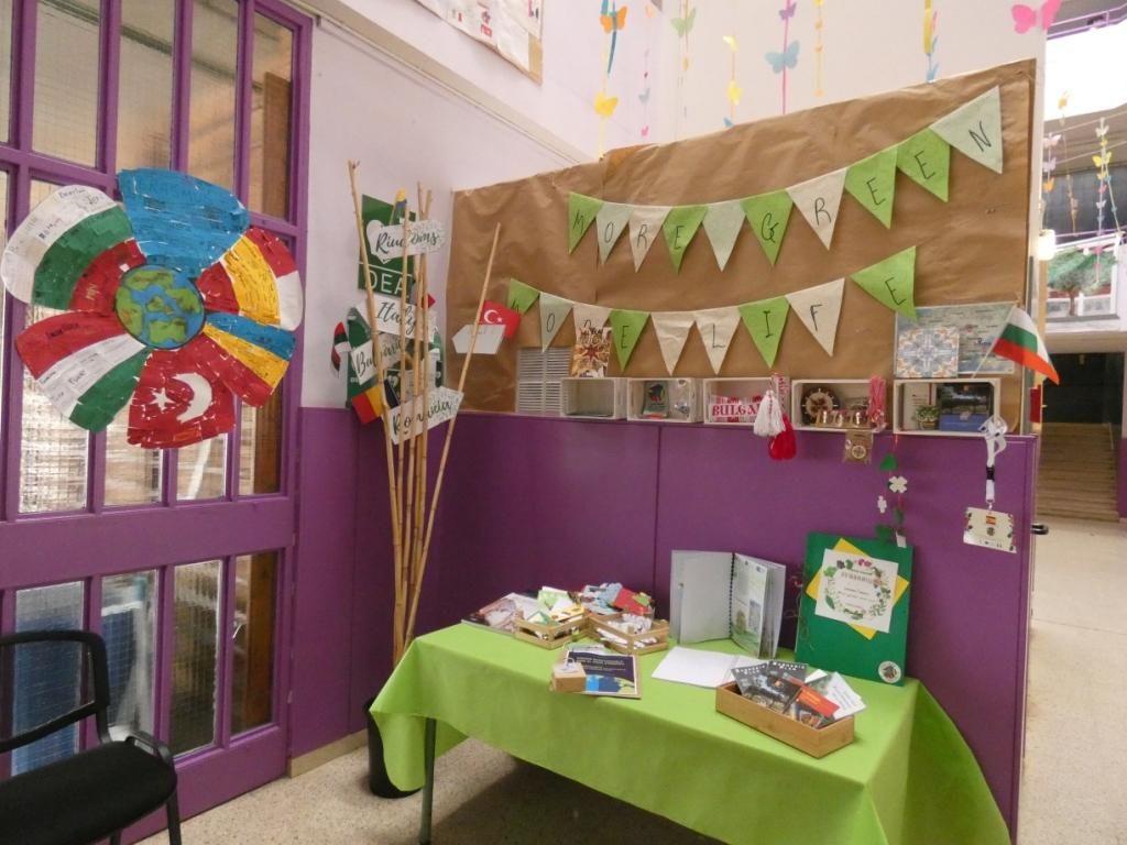 Expositor del projecte Erasmus+ a l'entrada de l'Escola Beat Bonaventura Expositor del projecte Erasmus+ a l'entrada de l'Escola Beat Bonaventura