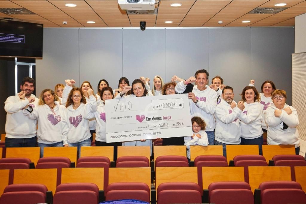 Entrega dels 10.000 euros al VHIO (Vall d'Hebron Institute of Oncology) per part d'Em Dones Força Entrega dels 10.000 euros al VHIO (Vall d'Hebron Institute of Oncology) per part d'Em Dones Força