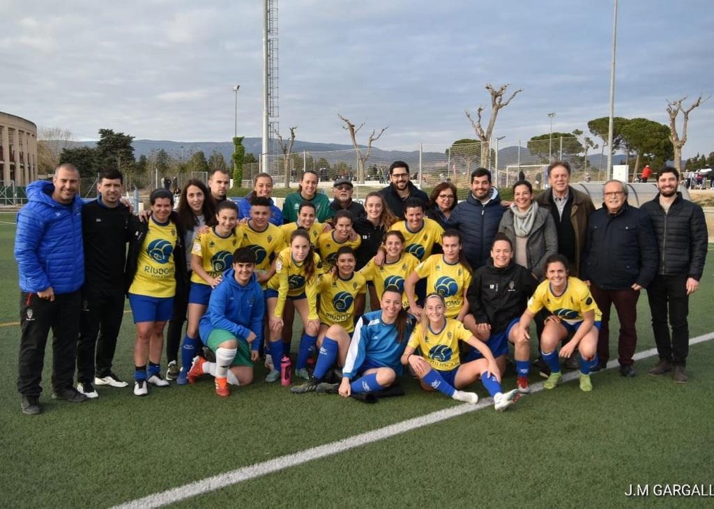 Les jugadores del CD Riudoms Femení amb representants institucionals Les jugadores del CD Riudoms Femení amb representants institucionals
