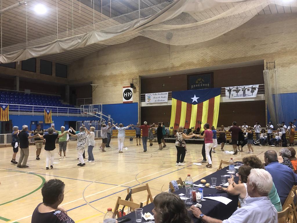 Imatge de l'interior del Pavelló durant l'Aplec Sardanista