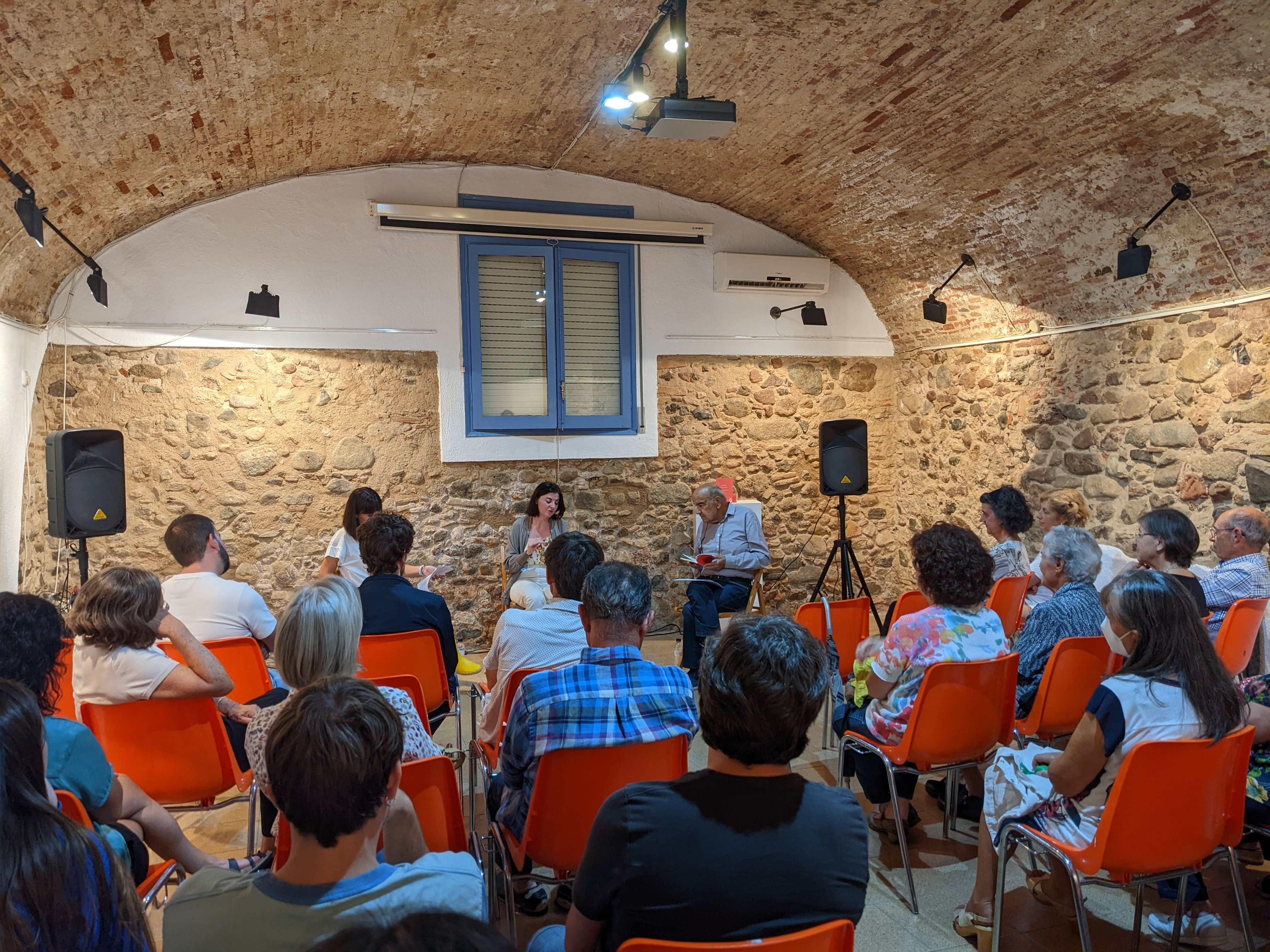 Glòria Coll al centre, acompanyada de Maria Eugènia Perea i Joaquim Mallafrè