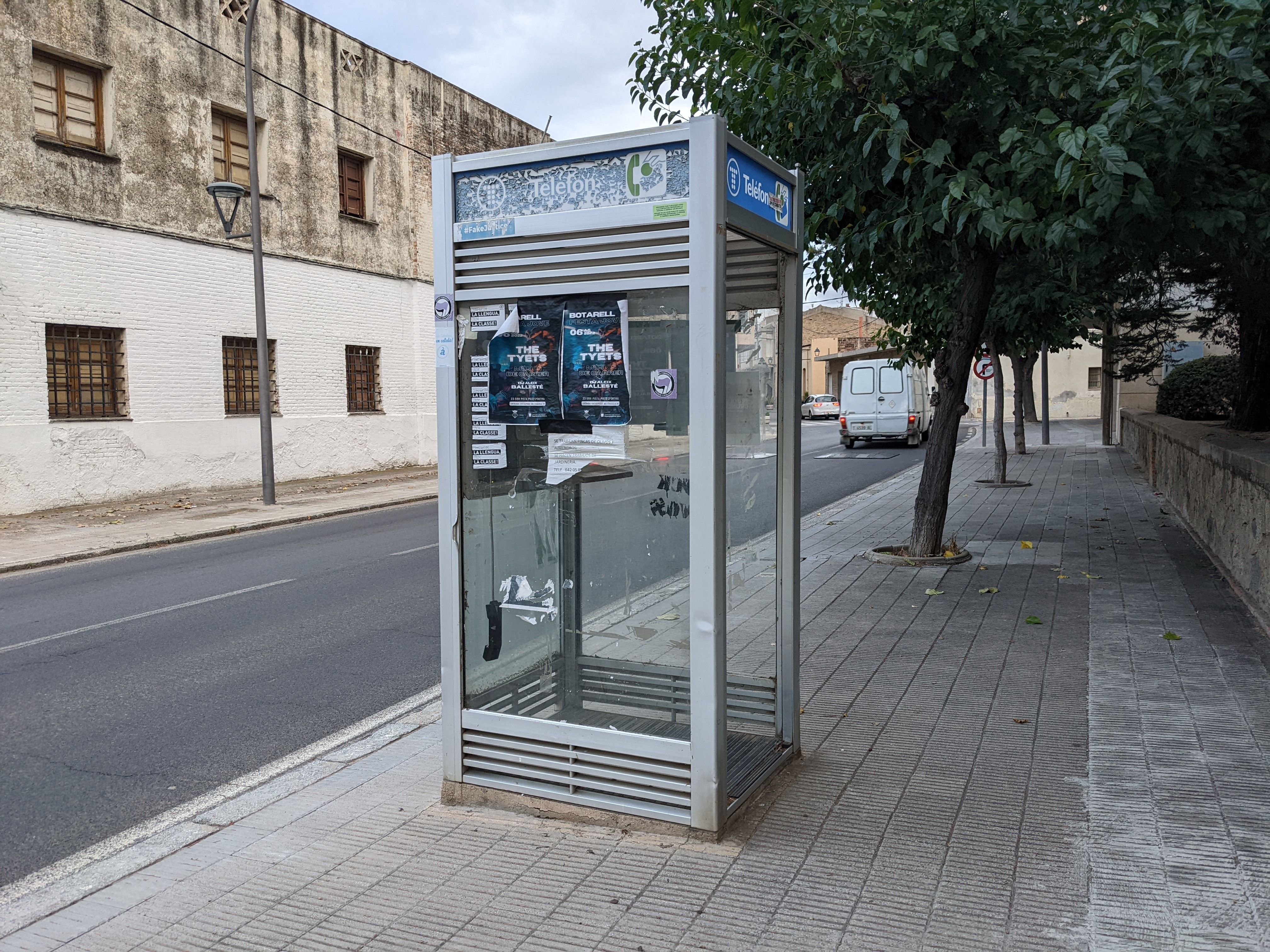 Cabina telefònica de Riudoms ubicada a l'Avinguda de Reus Cabina telefònica de Riudoms ubicada a l'Avinguda de Reus