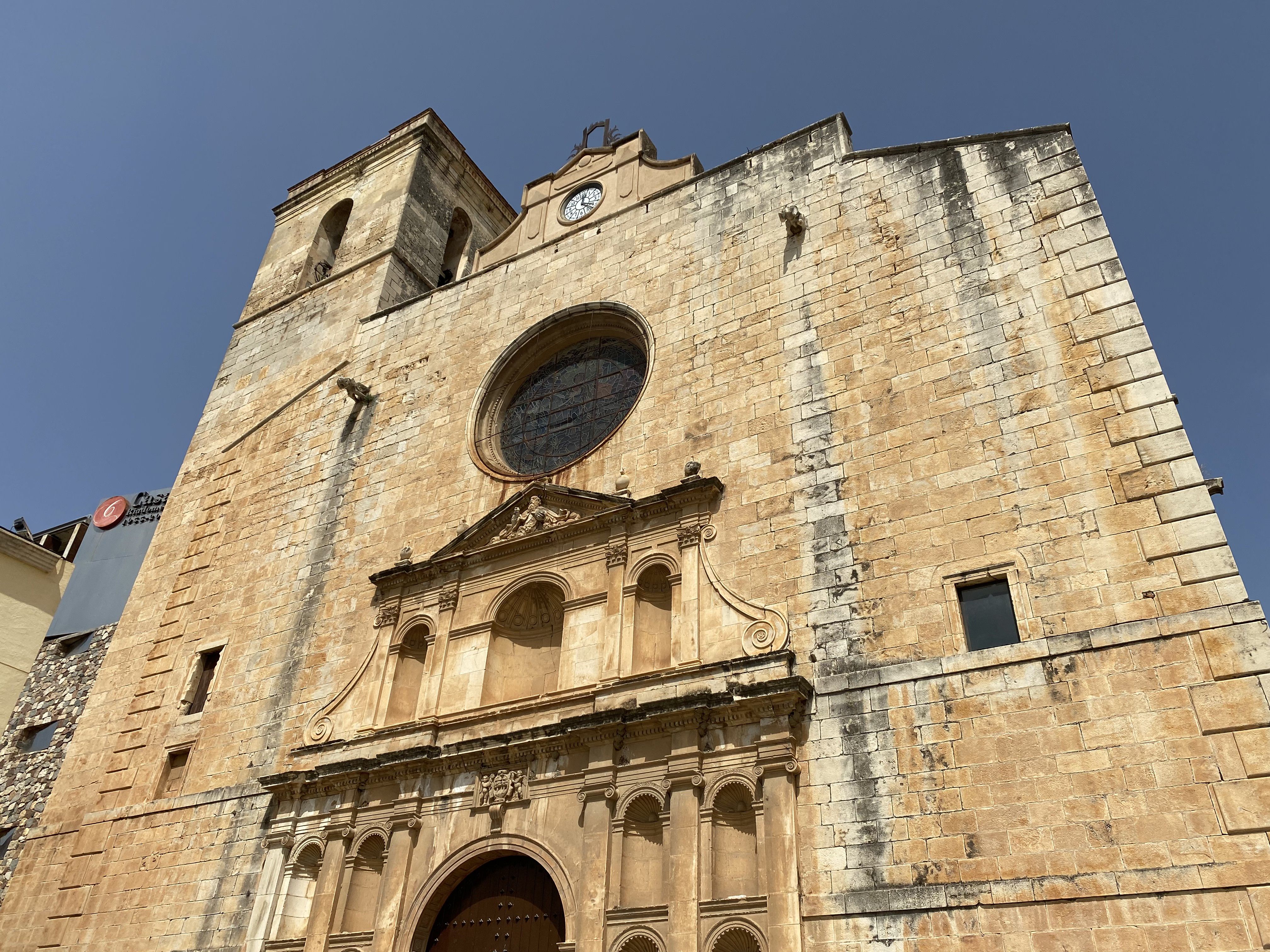 La façana de l'Església de Sant Jaume