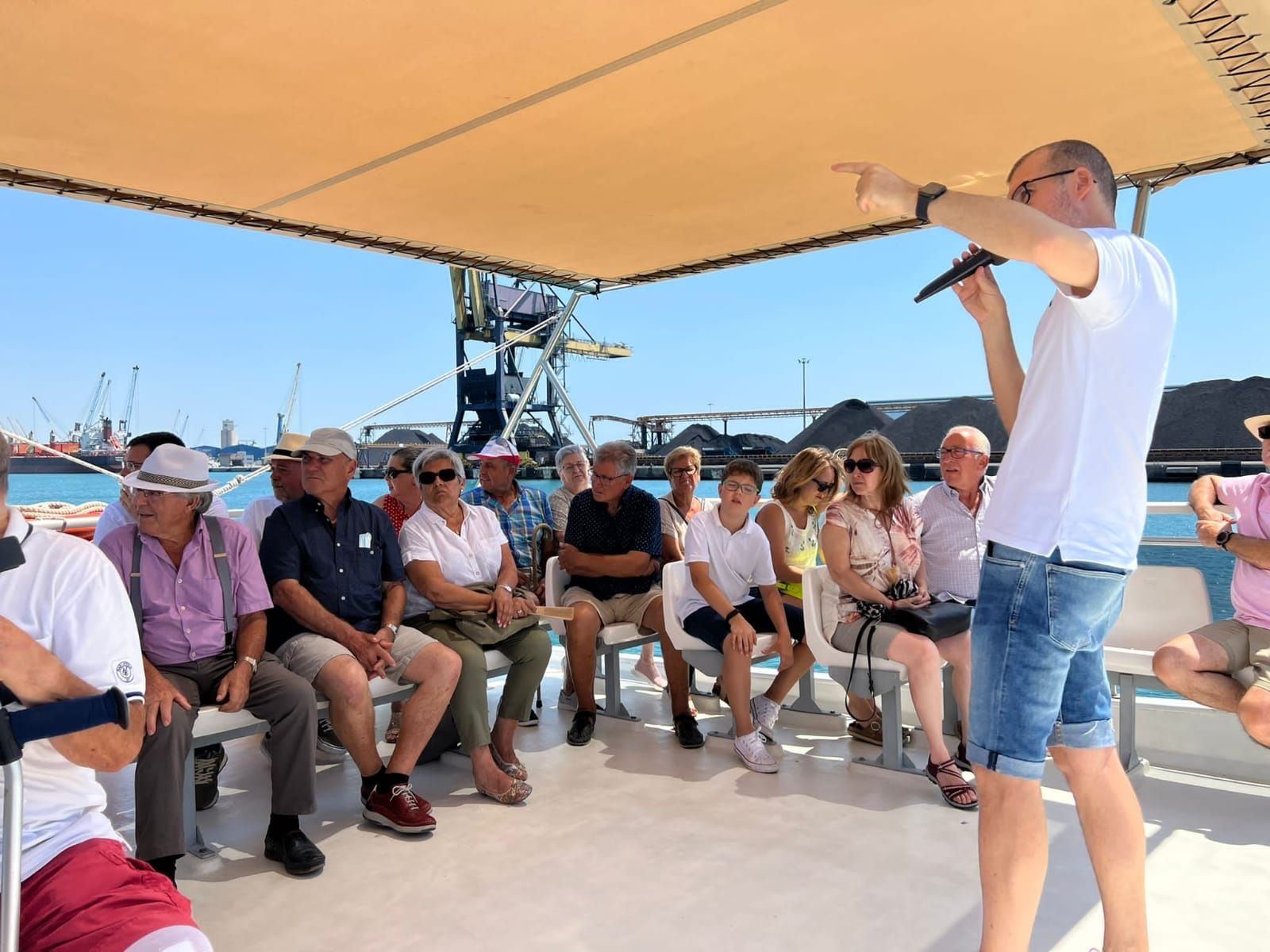 El grup durant l'excursió amb vaixell pel port. Al mig, el president de la institució, Josep Maria Cruset