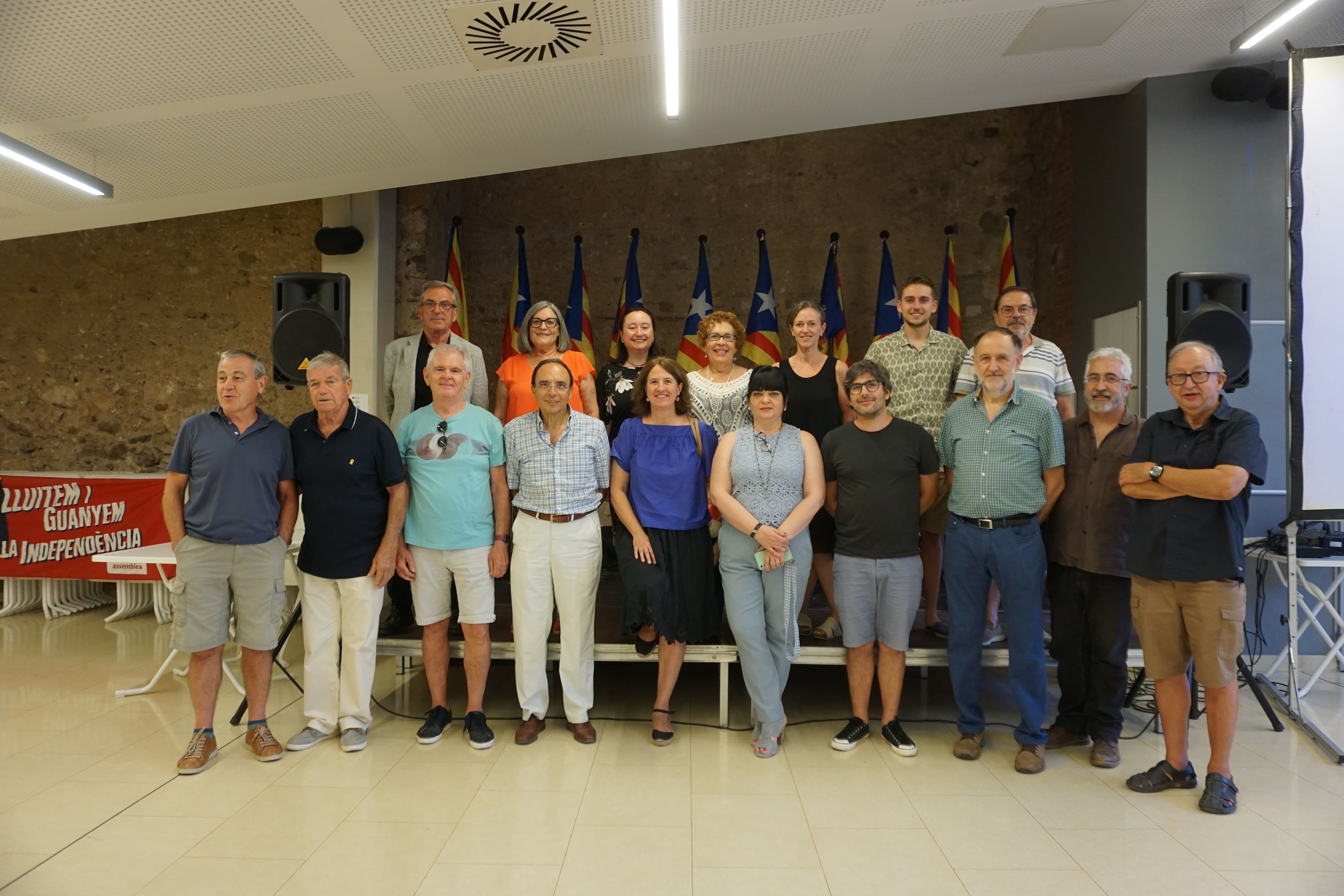 Membres de les diferents juntes de l'ANC de Riudoms durant aquests 10 anys i col·laboradors, amb Elisenda Paluzie al centre