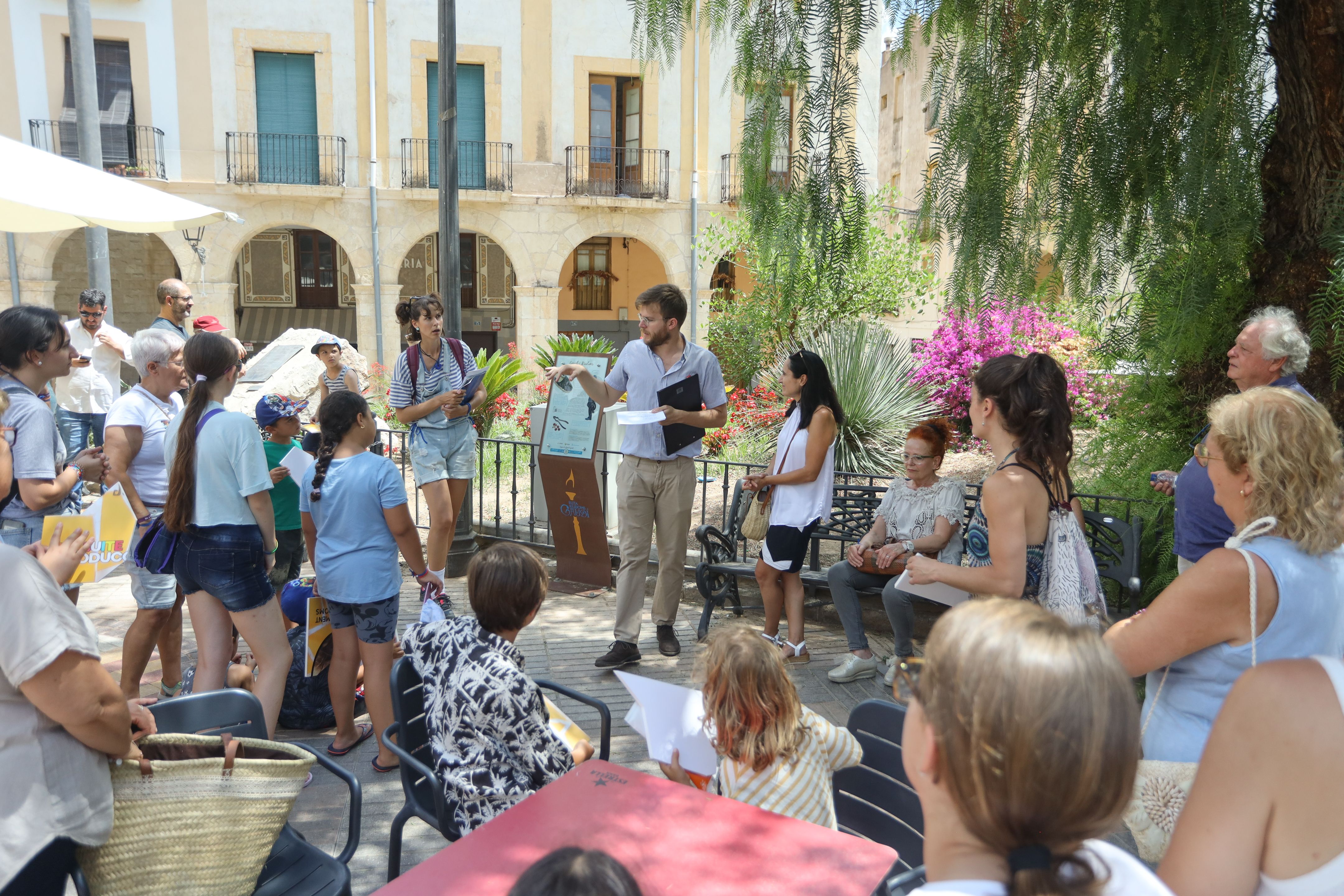 Participants a la ruta teatralitzada "Inspiracions de Gaudí" Participants a la ruta teatralitzada "Inspiracions de Gaudí"
