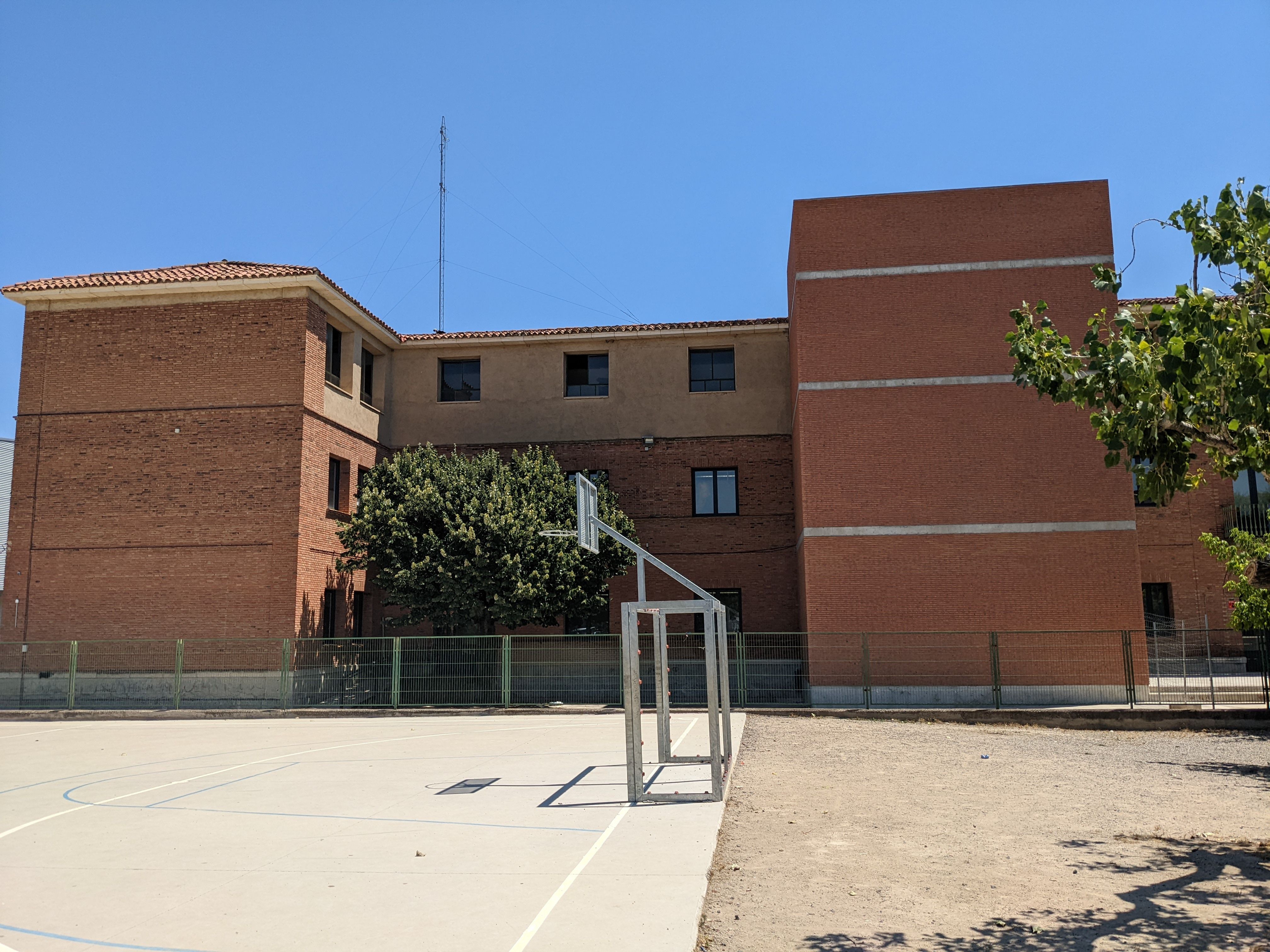 Edifici de les Escoles Velles on s'està rehabilitant la segona planta