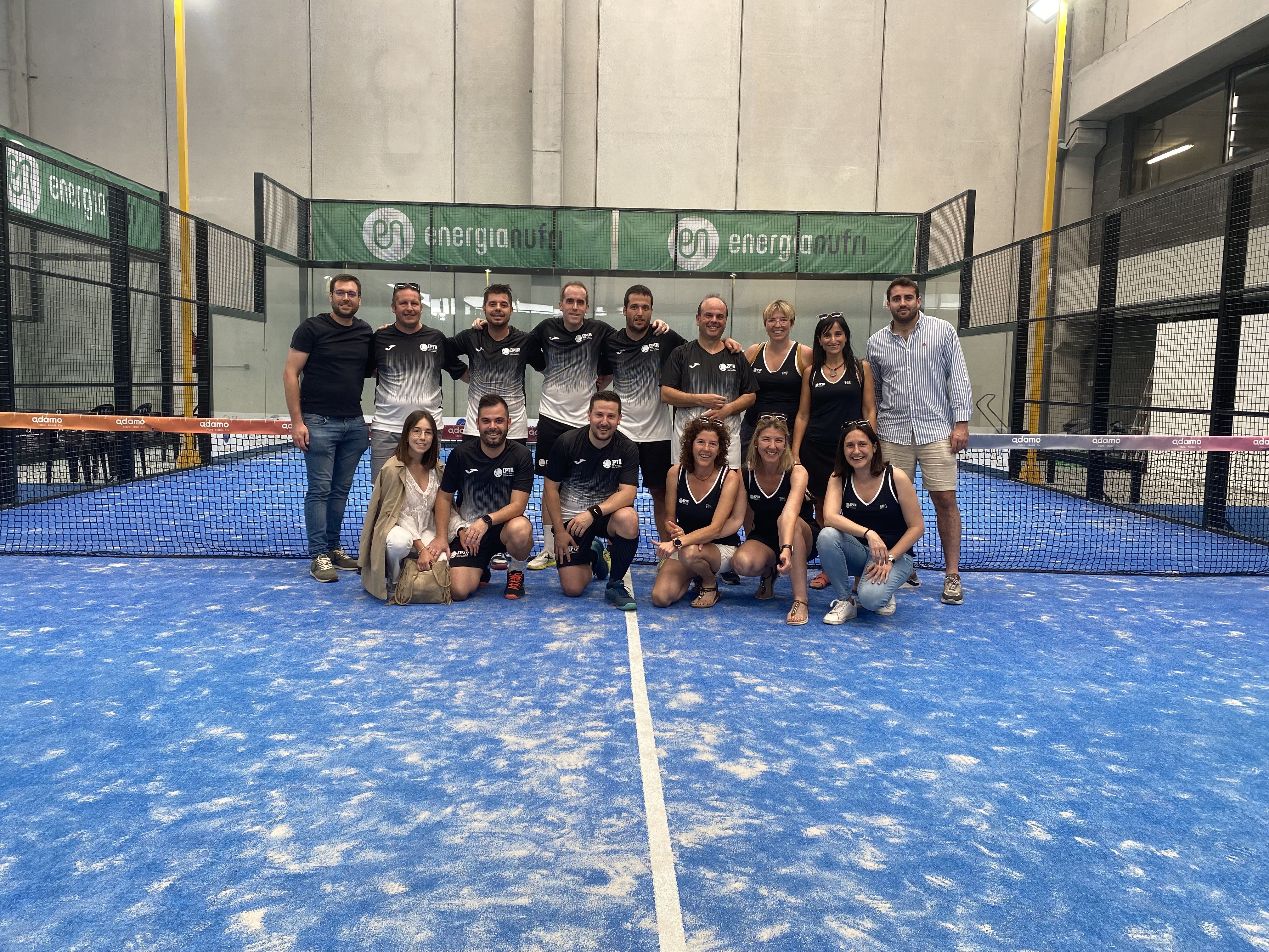 L'equip masculí A i part de l'afició jugant la Copa Catalunya