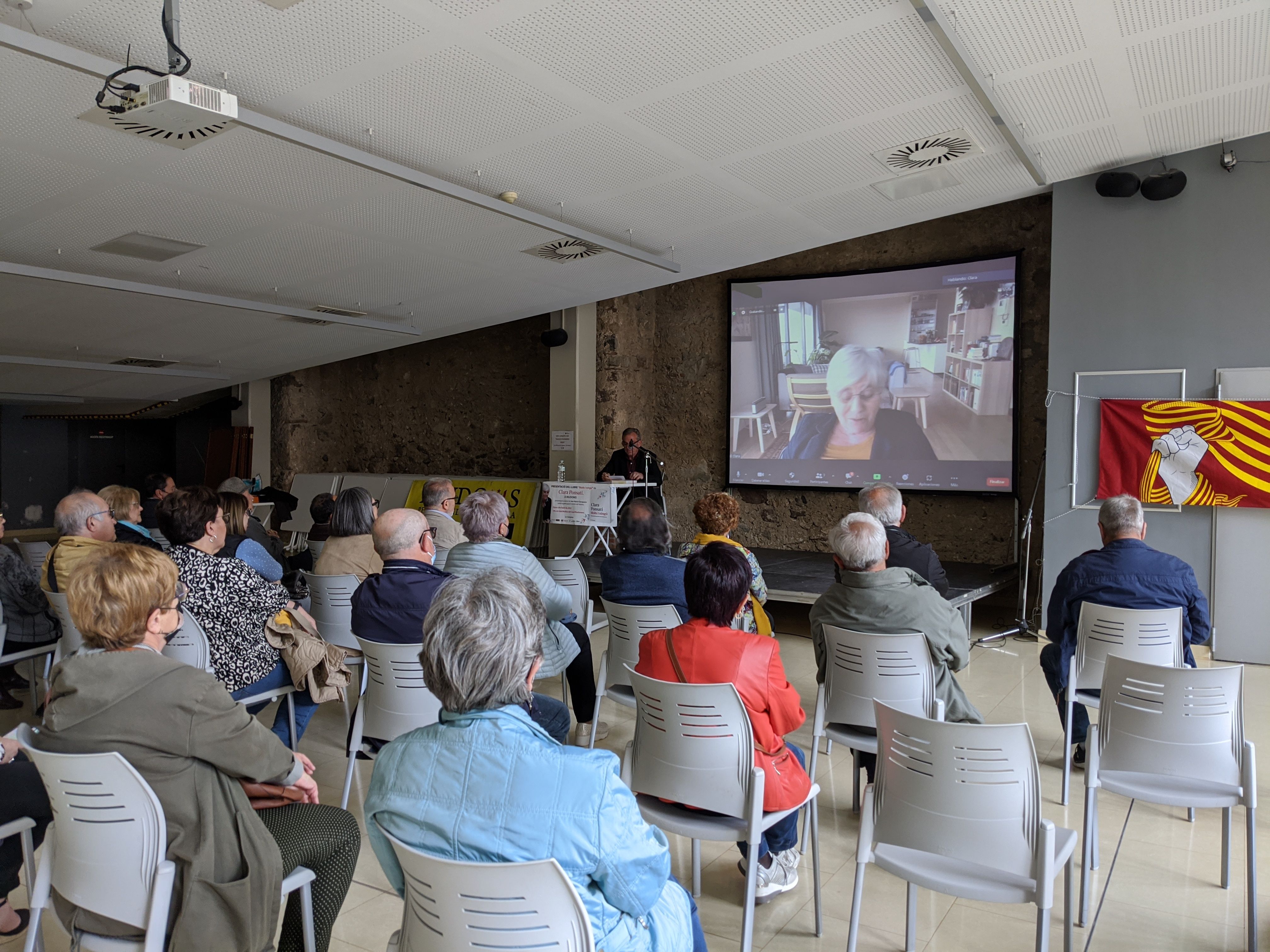 La Sala Multiús durant la presentació del llibre de Clara Ponsatí
