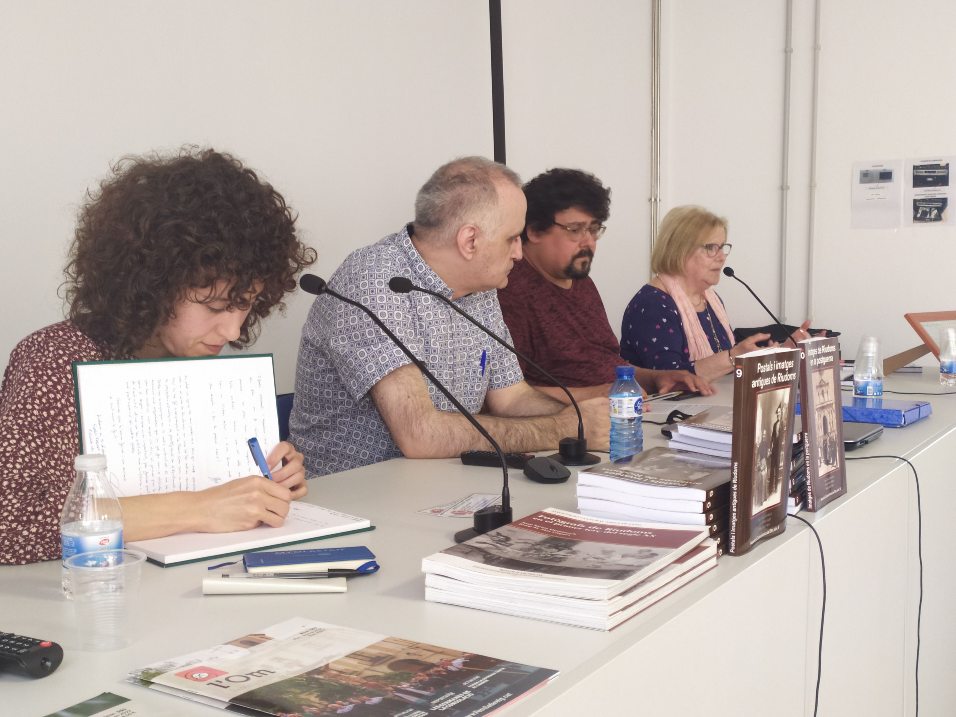 D'esquerra a dreta: Elena Domingo, de la revista L'Om; els dos autors, Joan Torres i Pep Mas; i Conxa Torres, de la Bella Llar D'esquerra a dreta: Elena Domingo, de la revista L'Om; els dos autors, Joan Torres i Pep Mas; i Conxa Torres, de la Bella Llar