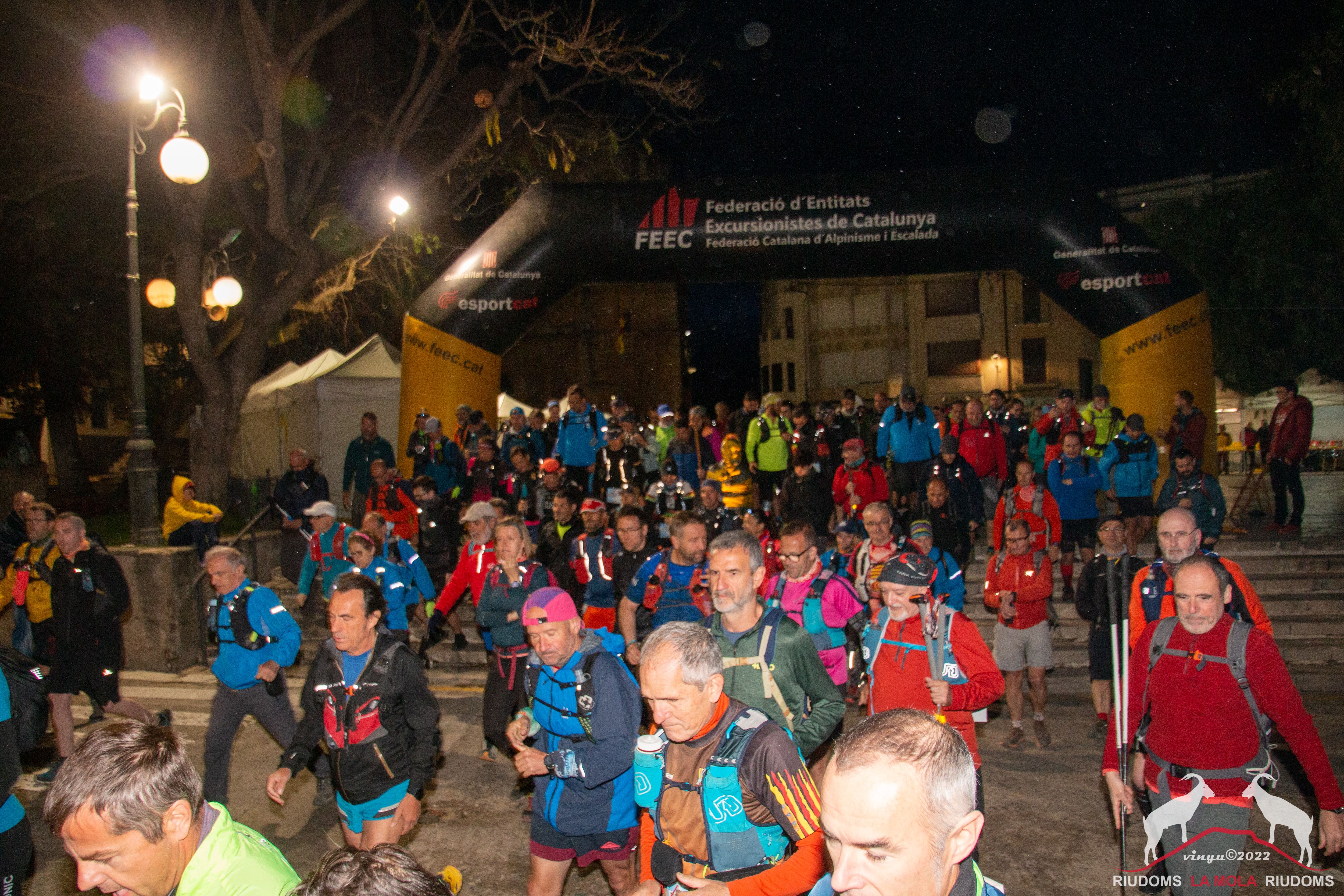 Moment de sortida de la caminada, a quarts de 7 del matí