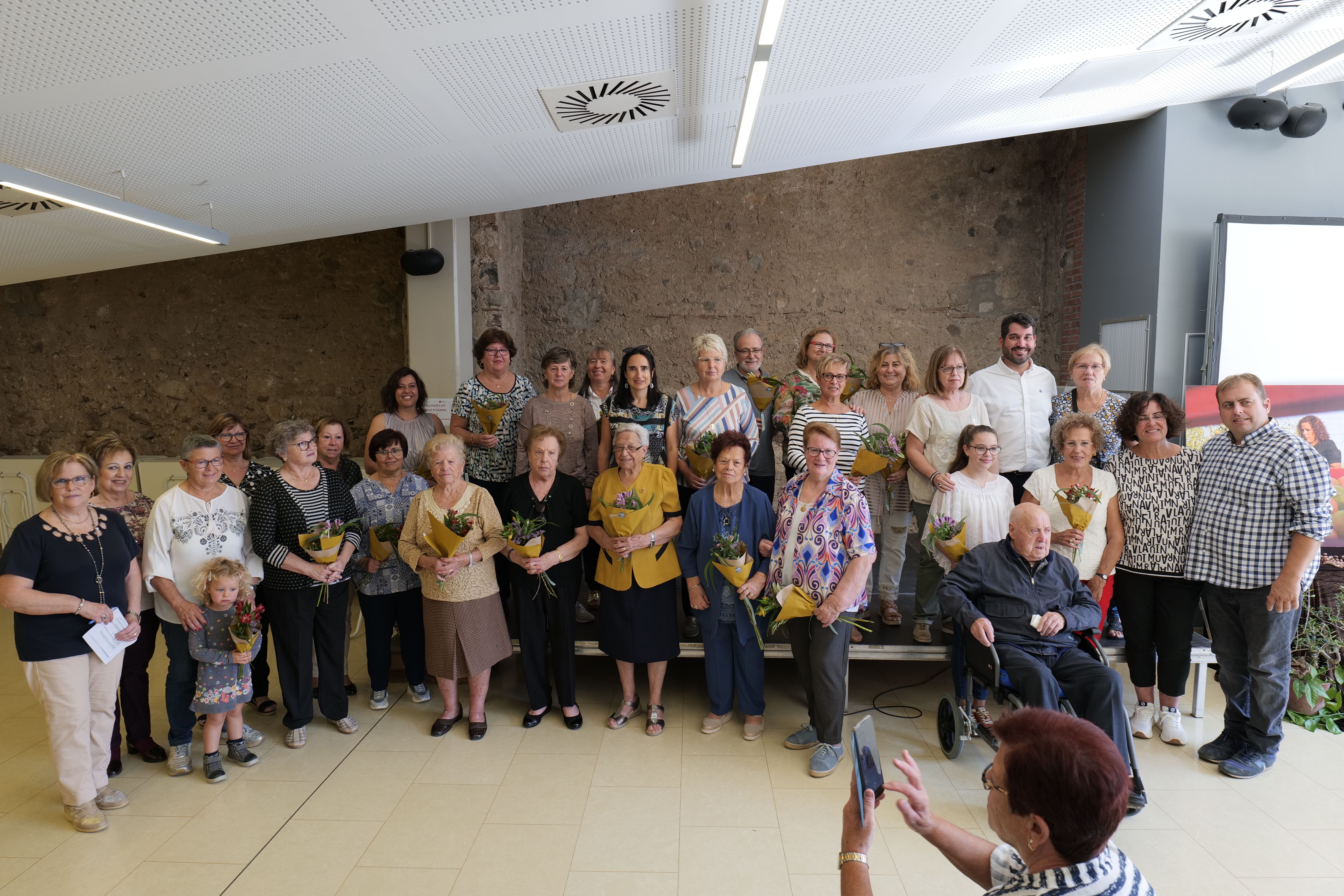 Fotografia de grup de les homenatjades en el Dia Internacional de les Dones Rurals Fotografia de grup de les homenatjades en el Dia Internacional de les Dones Rurals