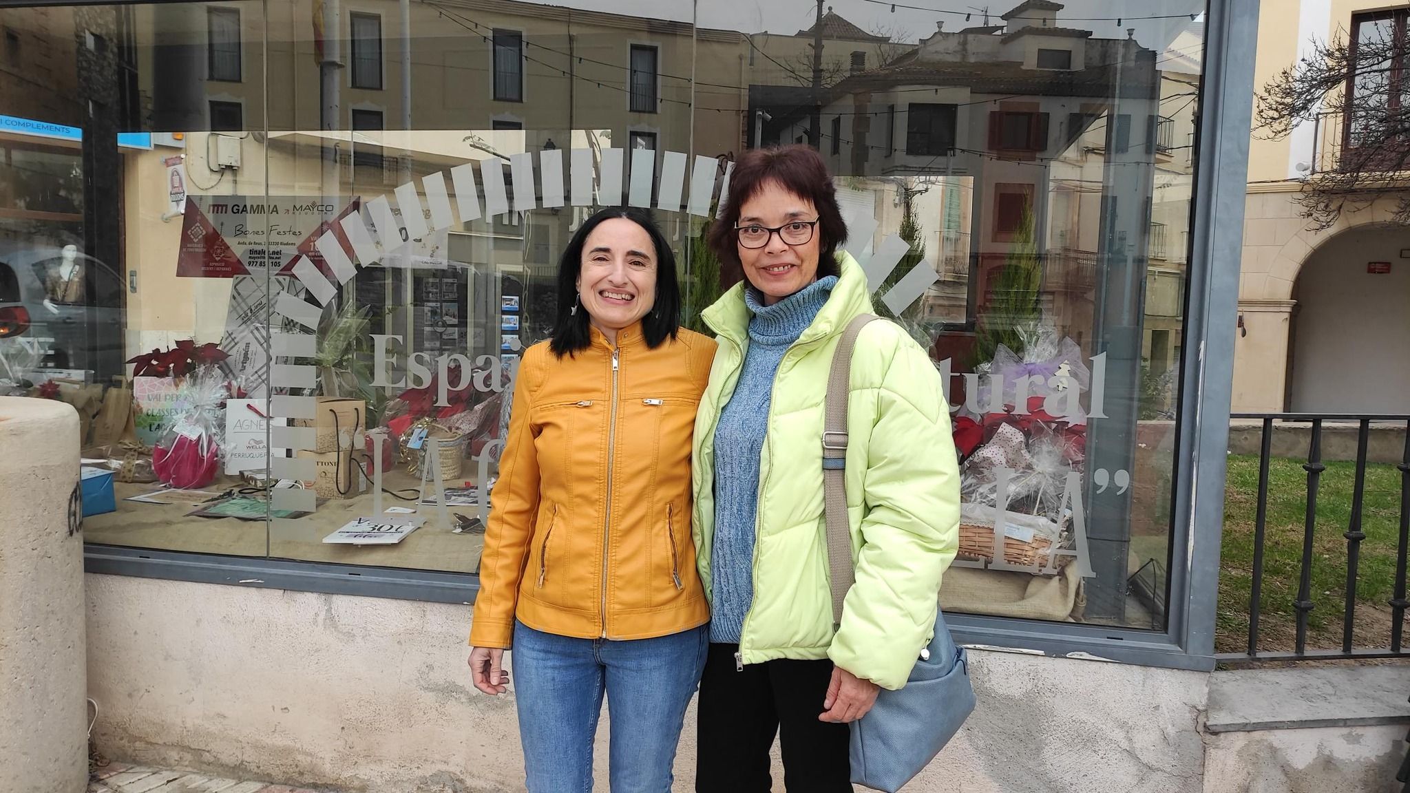 La regidora Inma Parra, amb la guanyadora de la cistella, Maria Ignàsia Pascua