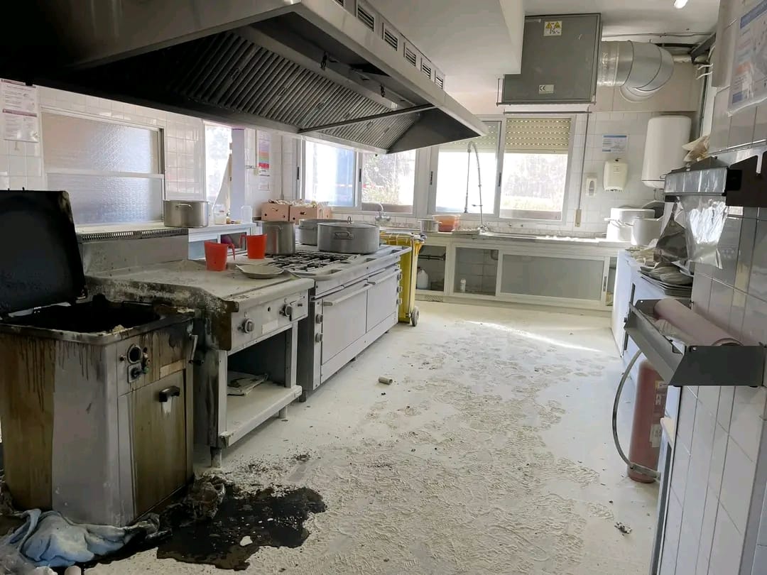 Estat de la cuina de l'Escola després d'apagar l'incendi Estat de la cuina de l'Escola després d'apagar l'incendi