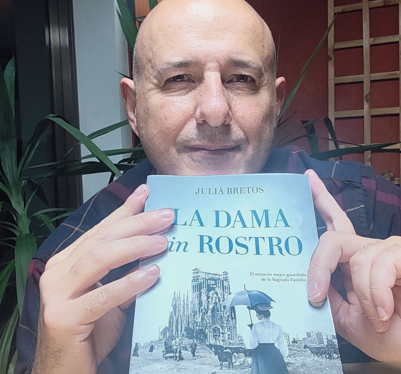 L'autor, Julià Bretos, amb el llibre L'autor, Julià Bretos, amb el llibre
