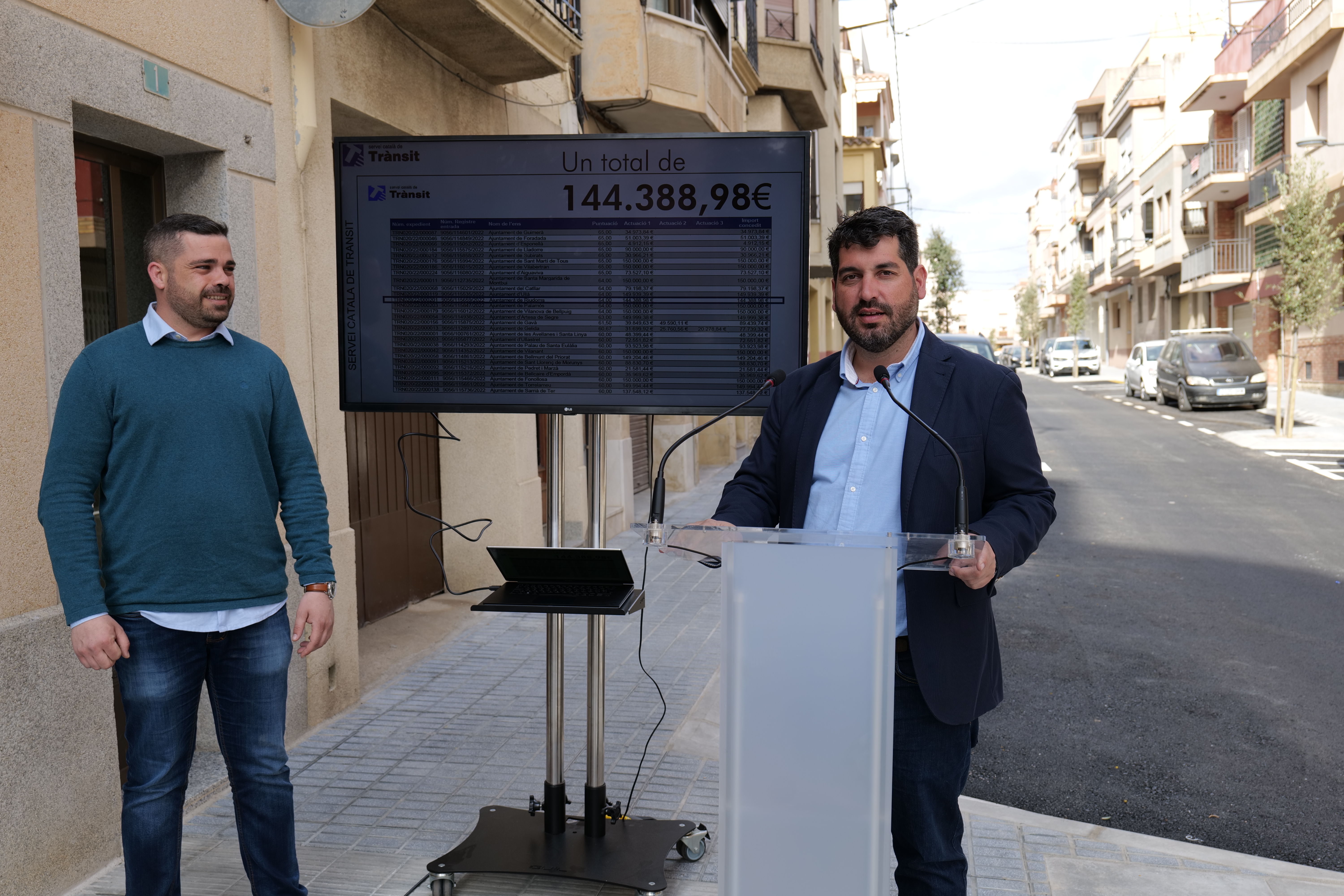 El regidor Francesc Mestre i l'alcalde Sergi Pedret en la roda de premsa. FOTO: Ajuntament de Riudoms