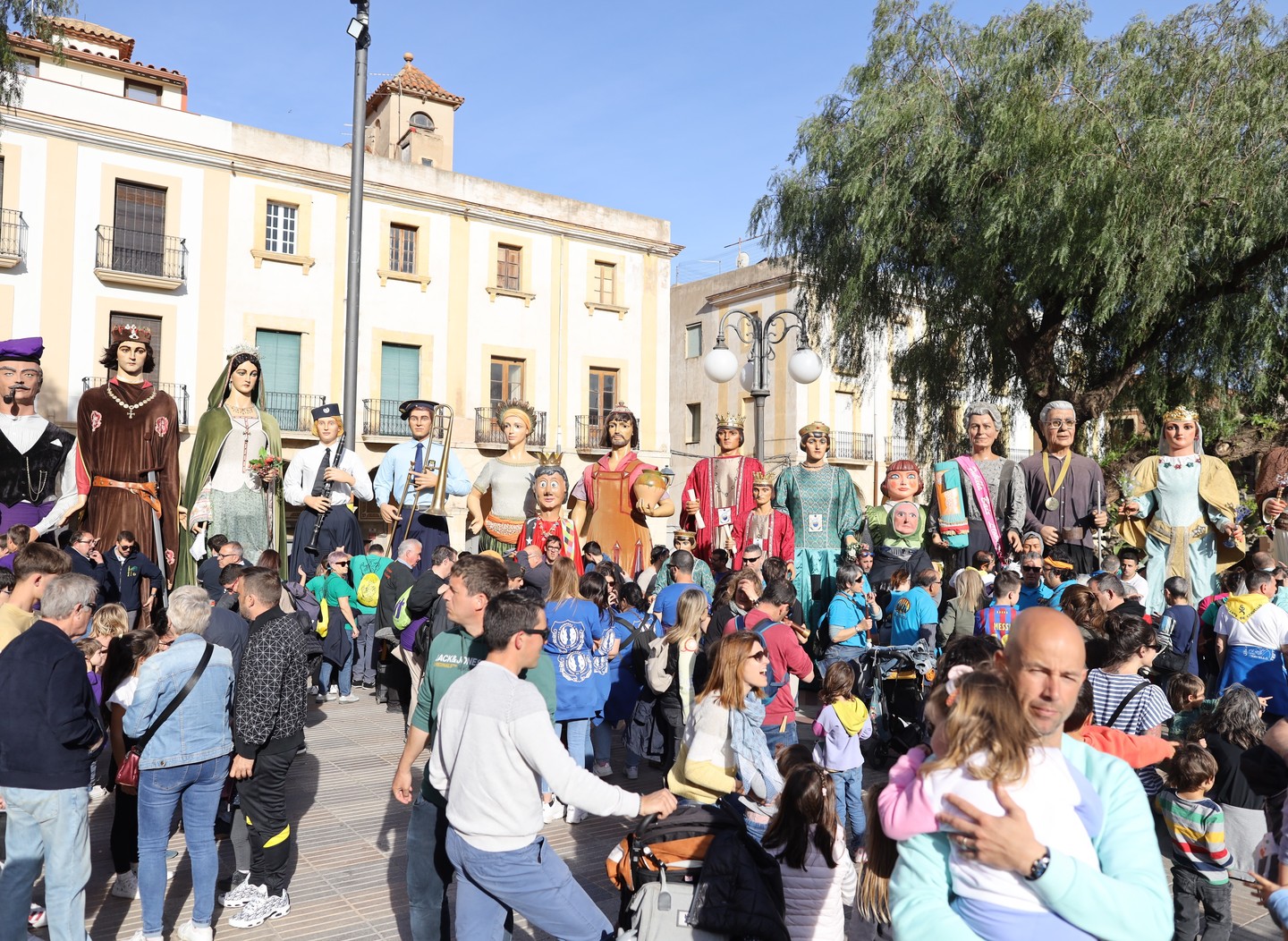 Gegants concentrats a la plaça de l'Església