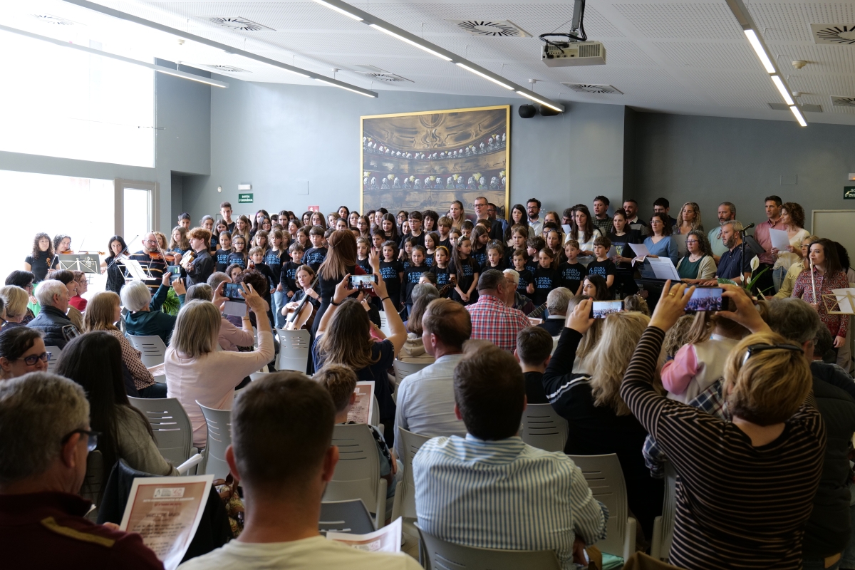 Actuació d'alumnes i ex alumnes de l'Escola al final de l'acte Actuació d'alumnes i ex alumnes de l'Escola al final de l'acte