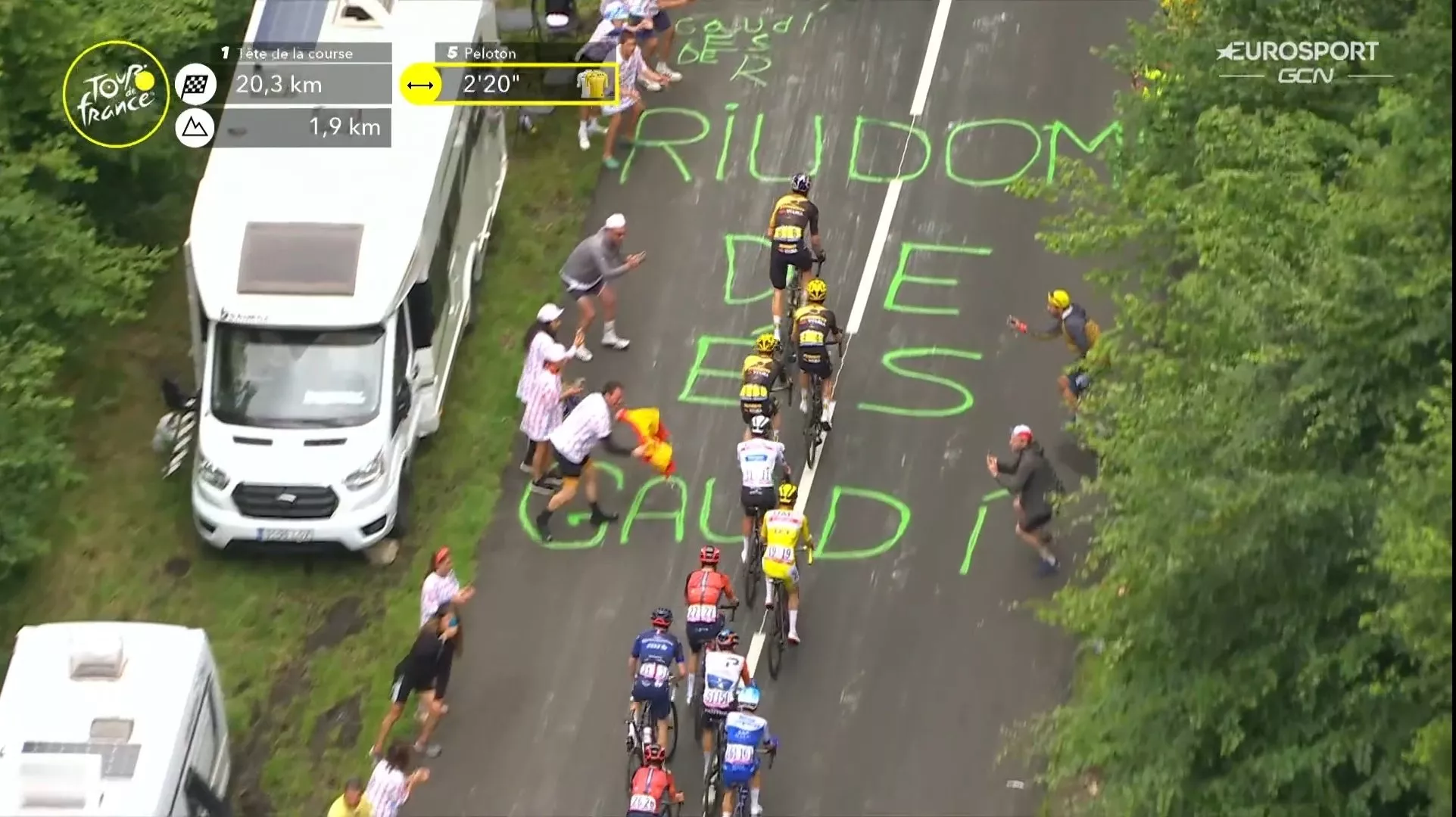 Captura del moment en que els ciclistes passaven per sobre de la pintada Captura del moment en que els ciclistes passaven per sobre de la pintada