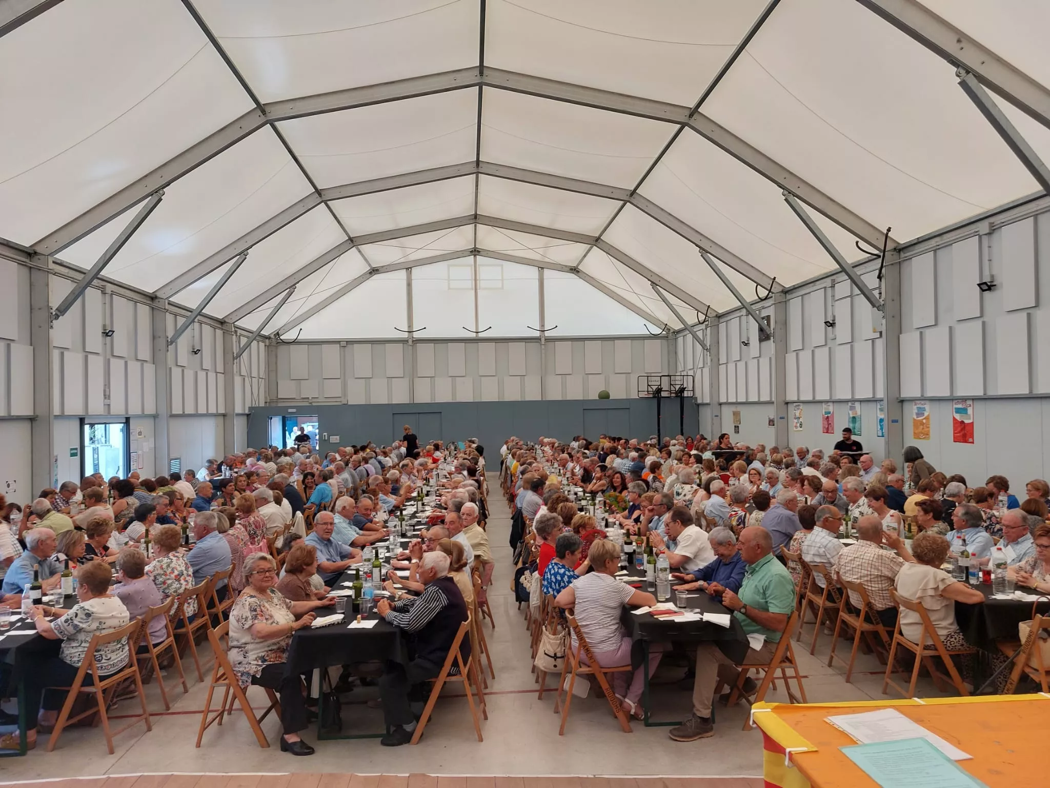 El dinar, celebrat al gimnàs de l'Escola Beat Bonaventura El dinar, celebrat al gimnàs de l'Escola Beat Bonaventura
