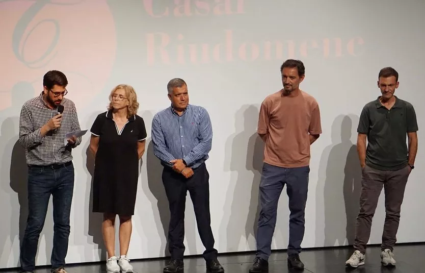 Representants de l'Ajuntament, de 'Swim For Ela' i la Fundació Miquel Valls durant la presentació de la pel·lícula (FOTO: Cedida)