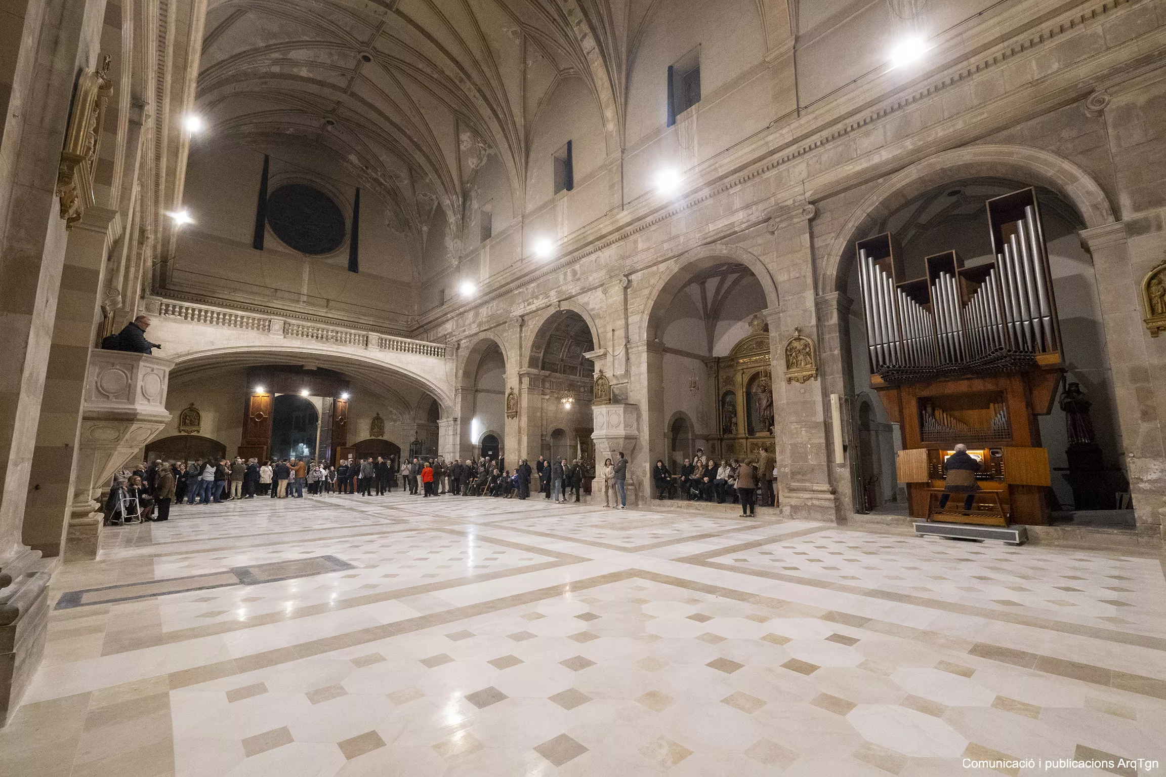 Imatge de la inauguració del nou paviment, amb els assistents admirant el resultat de les obres (FOTO: Arquebisbat de Tarragona)